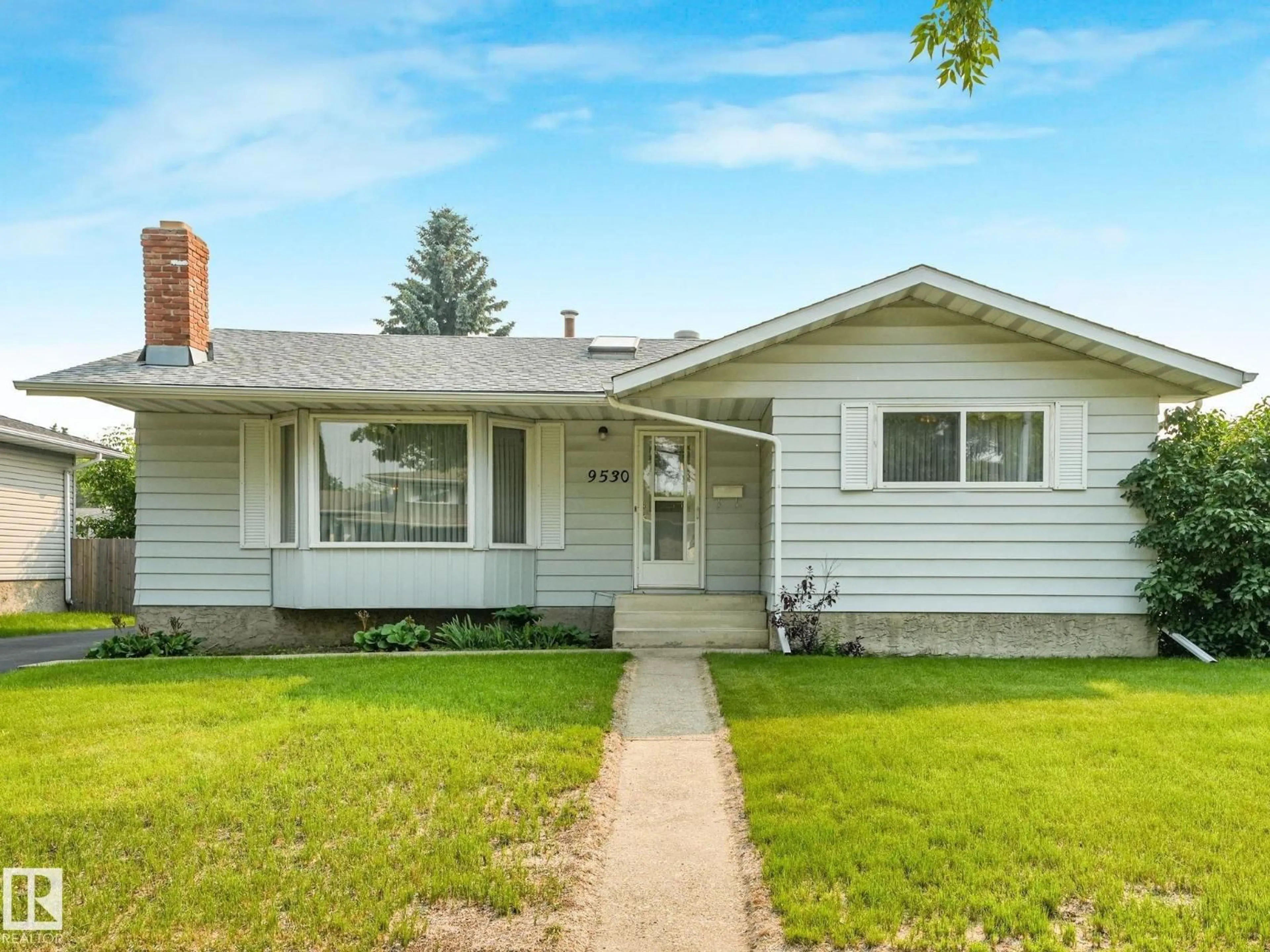 Home with vinyl exterior material, street for 9530 87 ST, Fort Saskatchewan Alberta T8L1H1