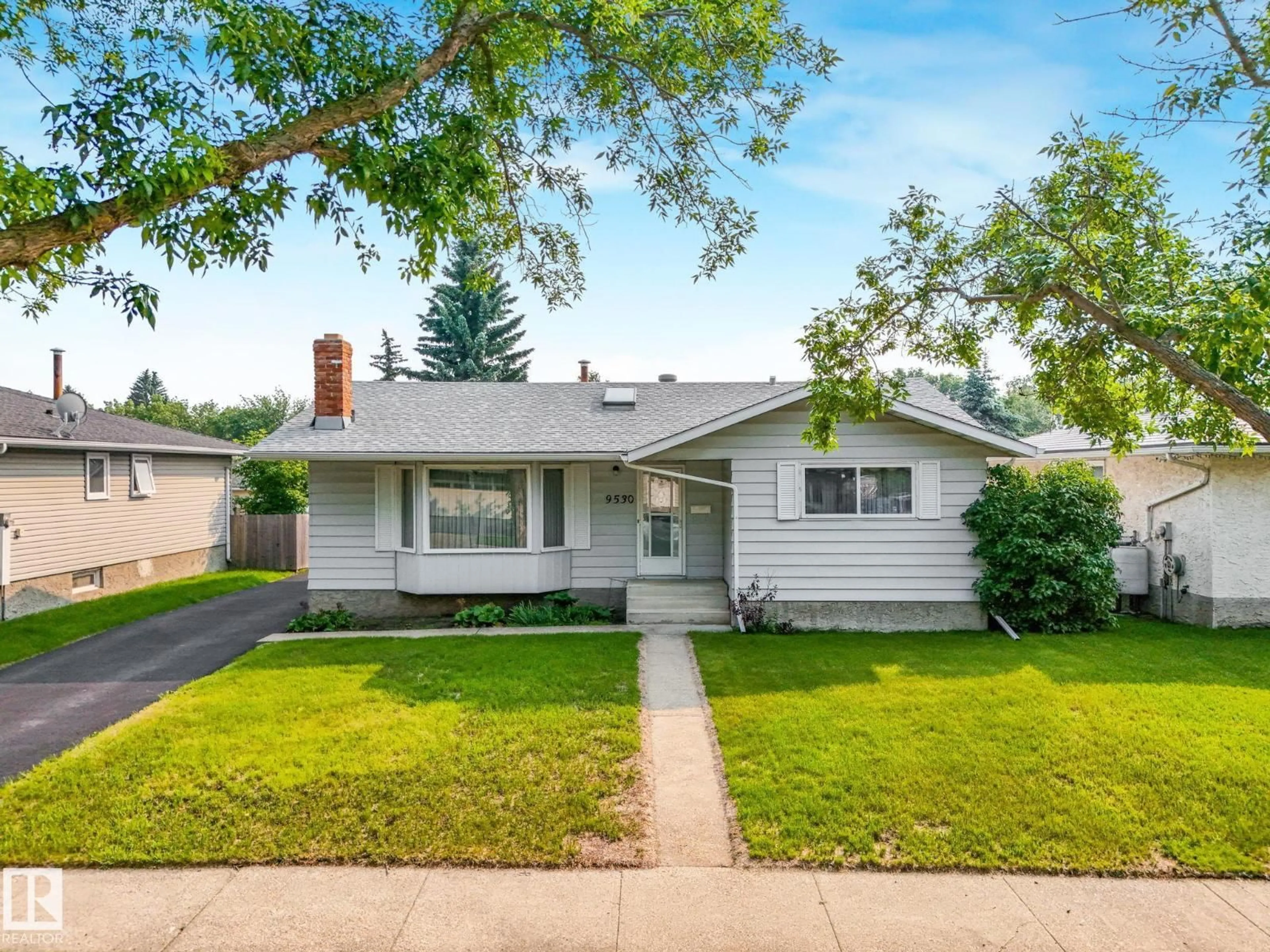 Home with vinyl exterior material, street for 9530 87 ST, Fort Saskatchewan Alberta T8L1H1