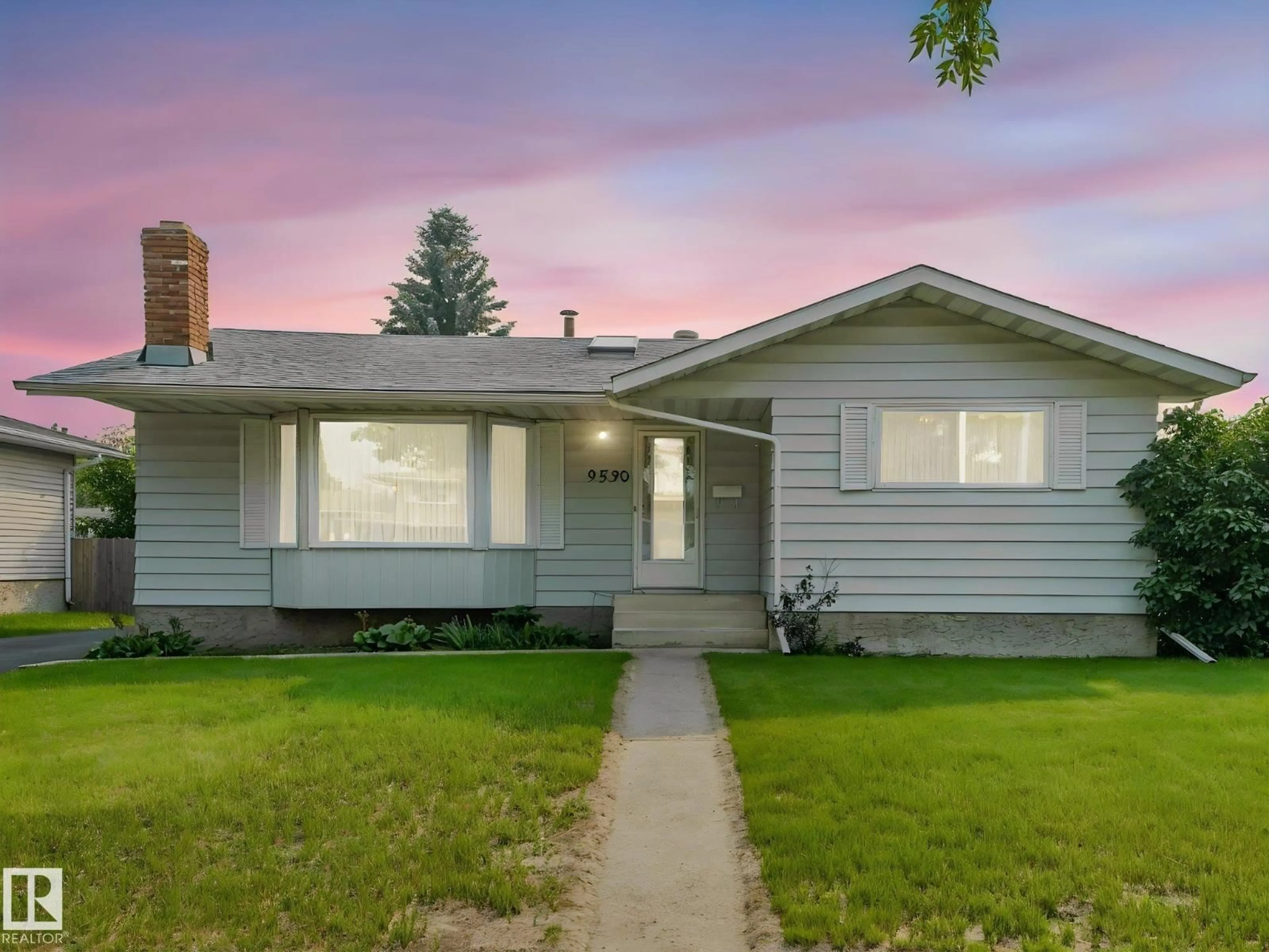 Home with vinyl exterior material, street for 9530 87 ST, Fort Saskatchewan Alberta T8L1H1