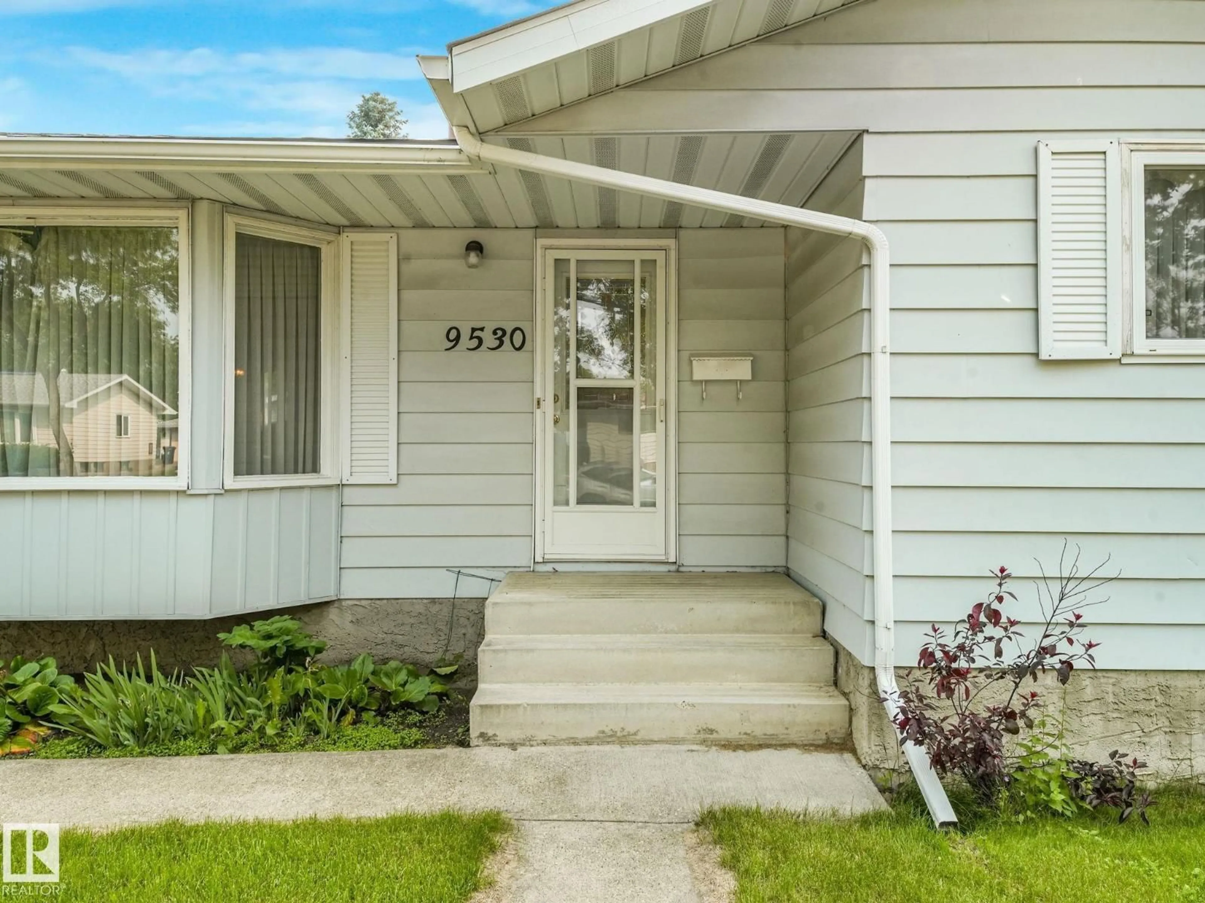 Home with vinyl exterior material, street for 9530 87 ST, Fort Saskatchewan Alberta T8L1H1