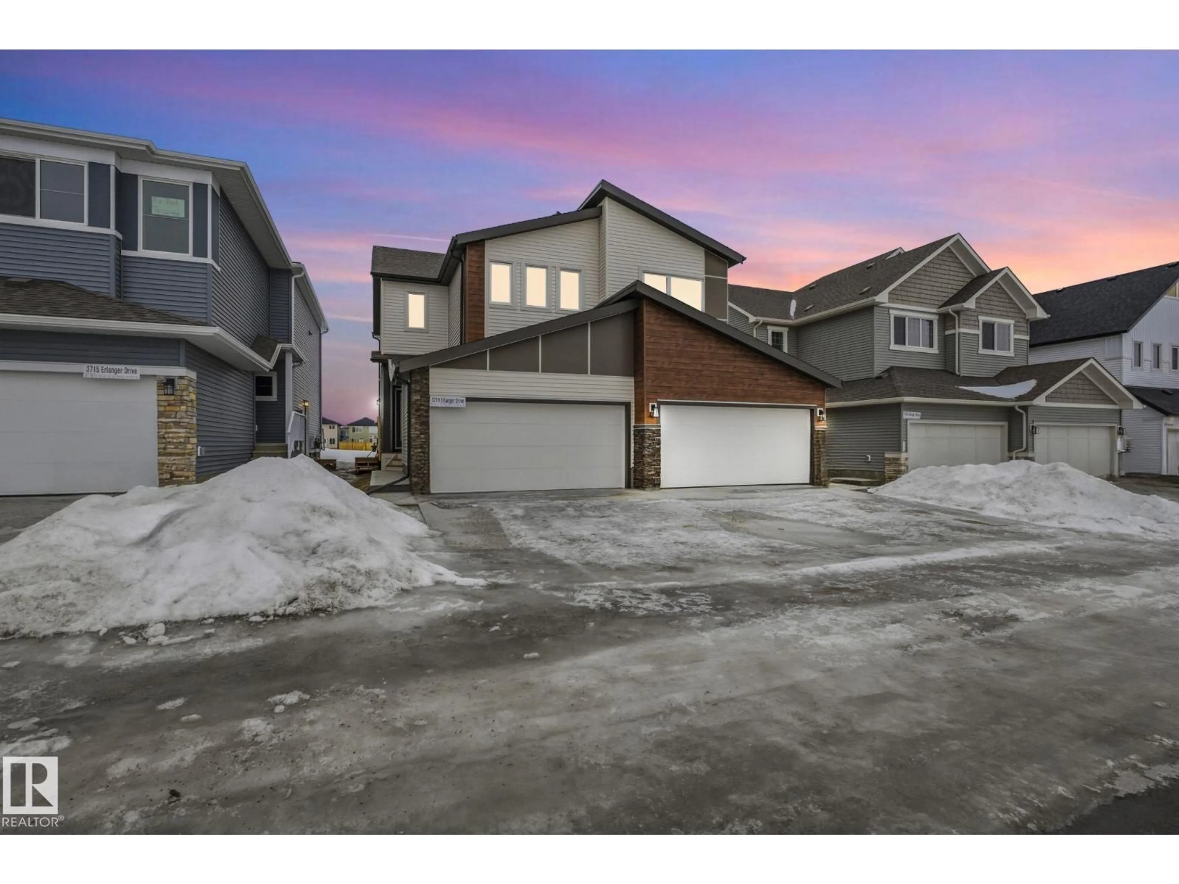 A pic from outside/outdoor area/front of a property/back of a property/a pic from drone, street for 3713 ERLANGER DR, Edmonton Alberta T6M3G6