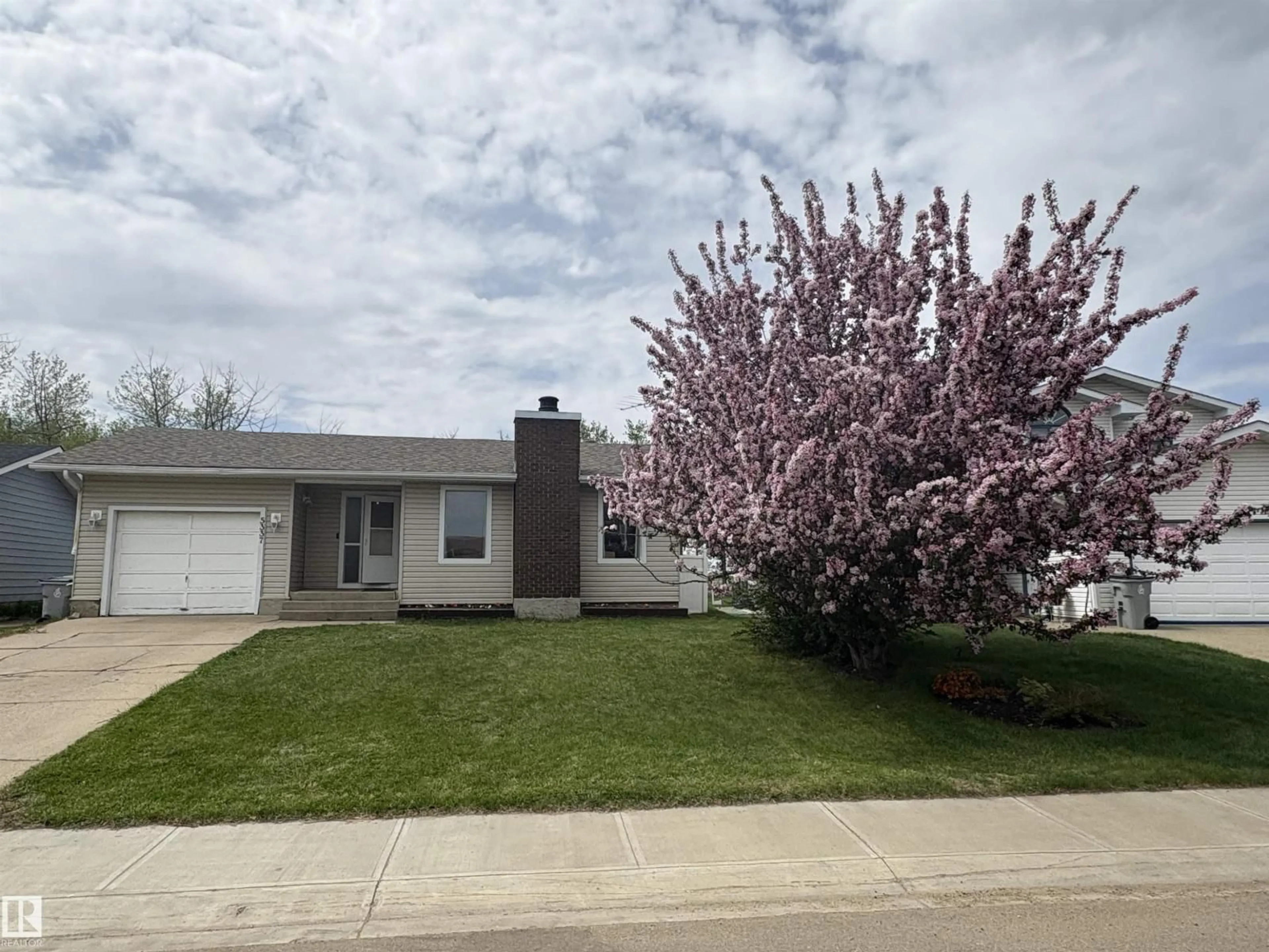 Home with vinyl exterior material, street for 5337 65 STREET, Redwater Alberta T0A2W0