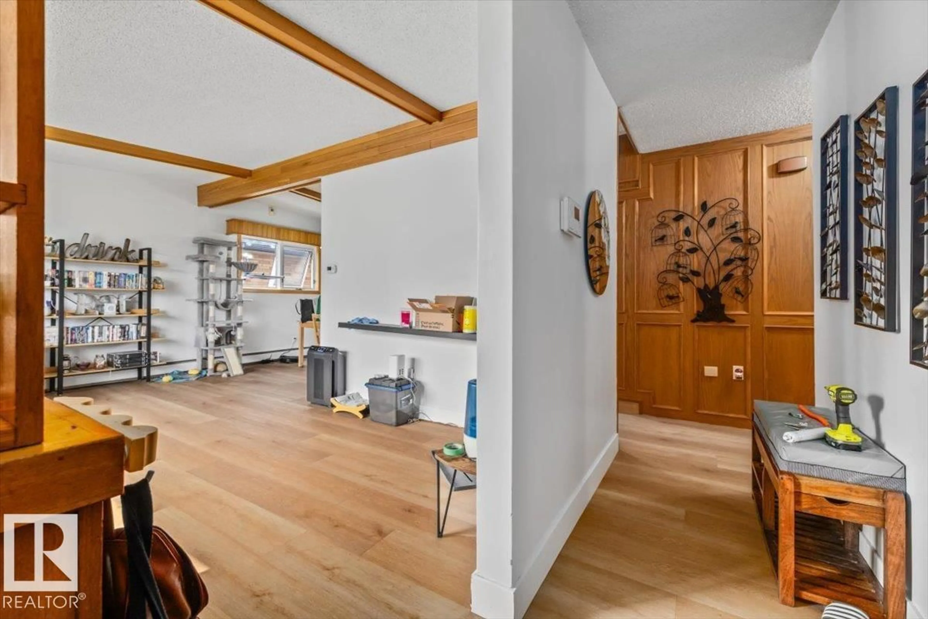 Indoor foyer for NW - 8736 72 ST, Edmonton Alberta T6B1Y5