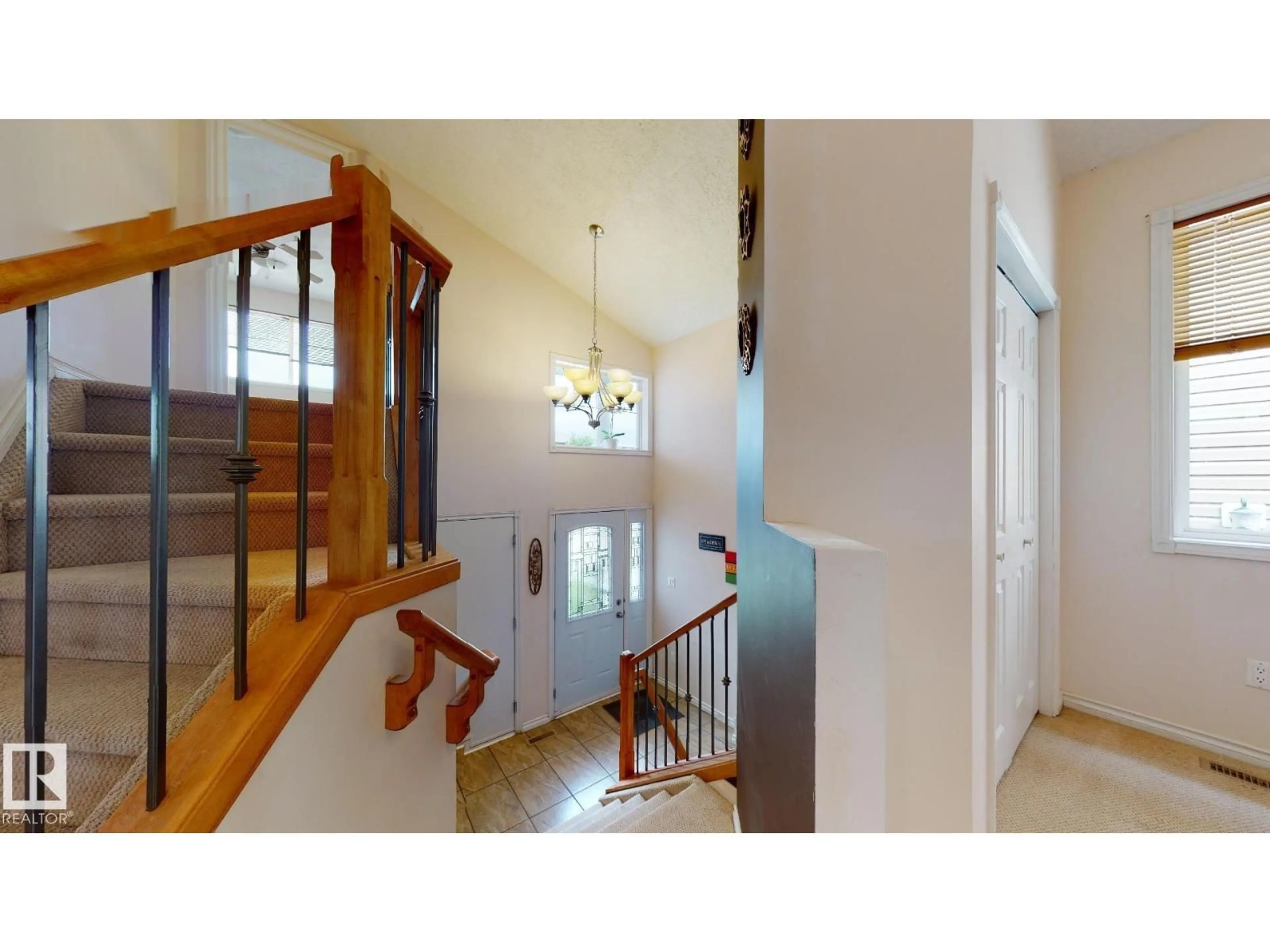 Indoor foyer for SW - 5129 1B AV, Edmonton Alberta T6X0Z7