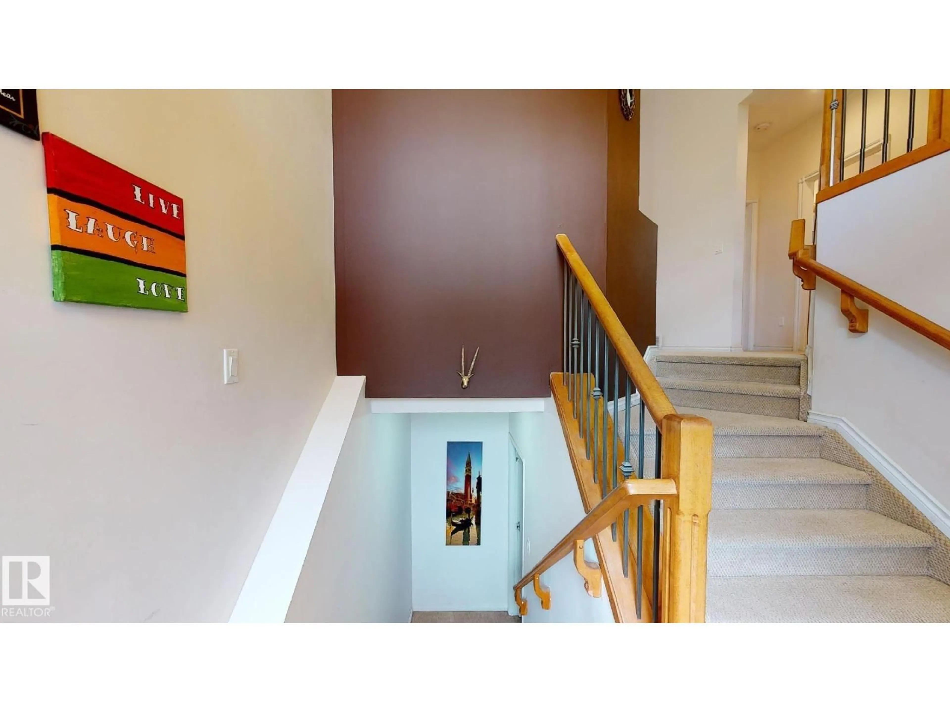 Indoor foyer for SW - 5129 1B AV, Edmonton Alberta T6X0Z7