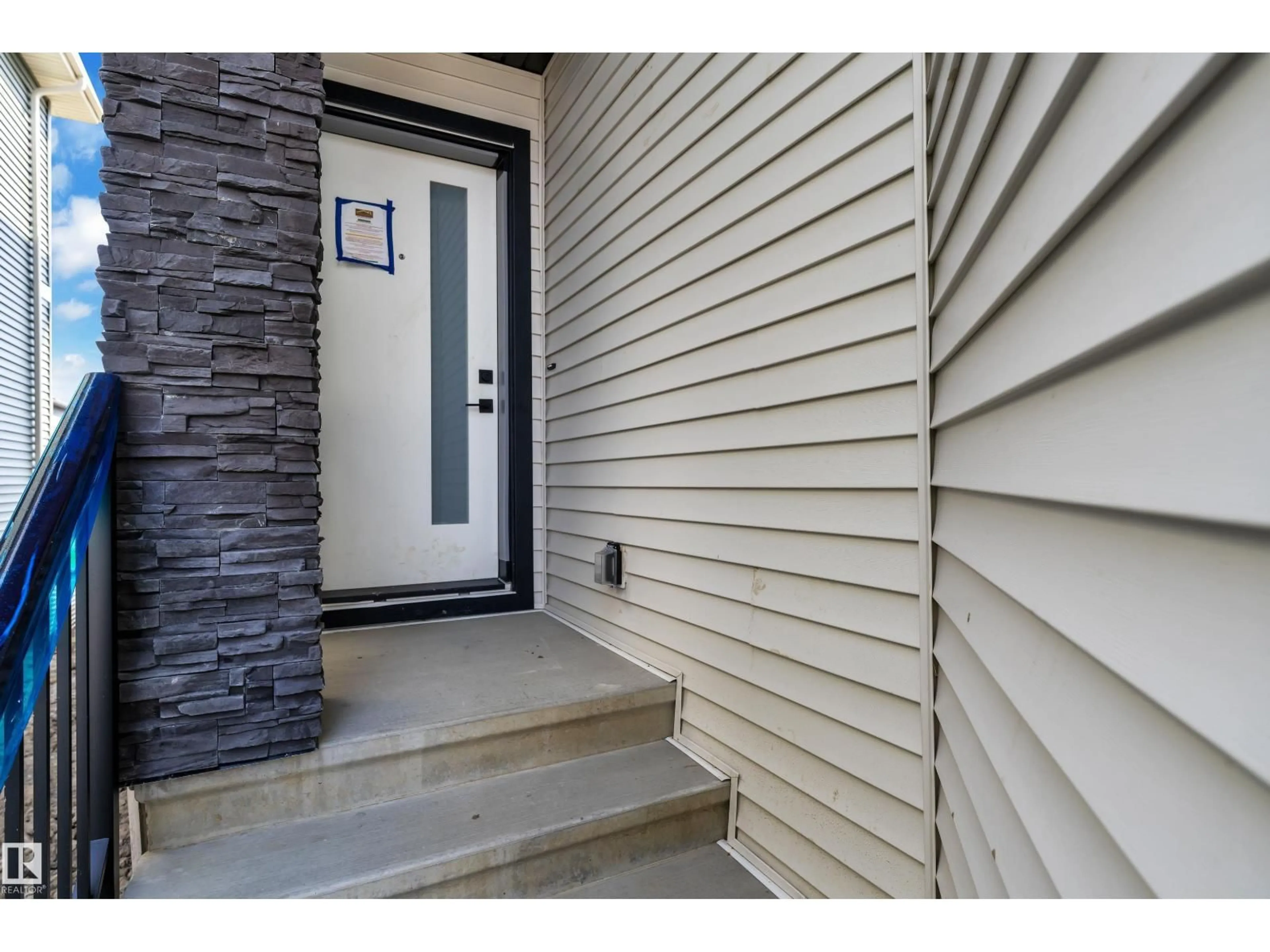 Indoor entryway for 10707 98 ST, Morinville Alberta T8R2R2