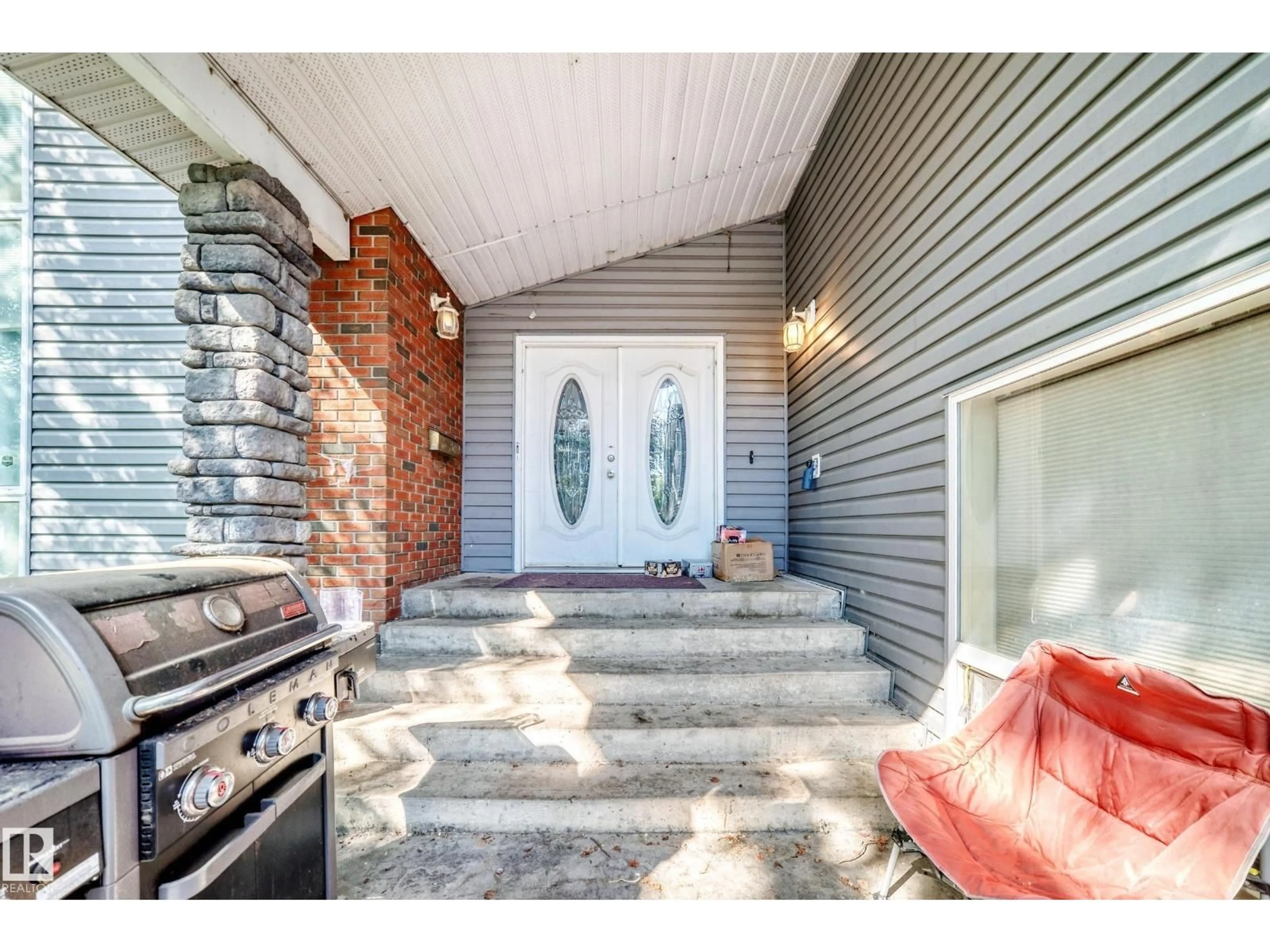 Indoor entryway for 199 WESTRIDGE RD, Edmonton Alberta T5T1B7
