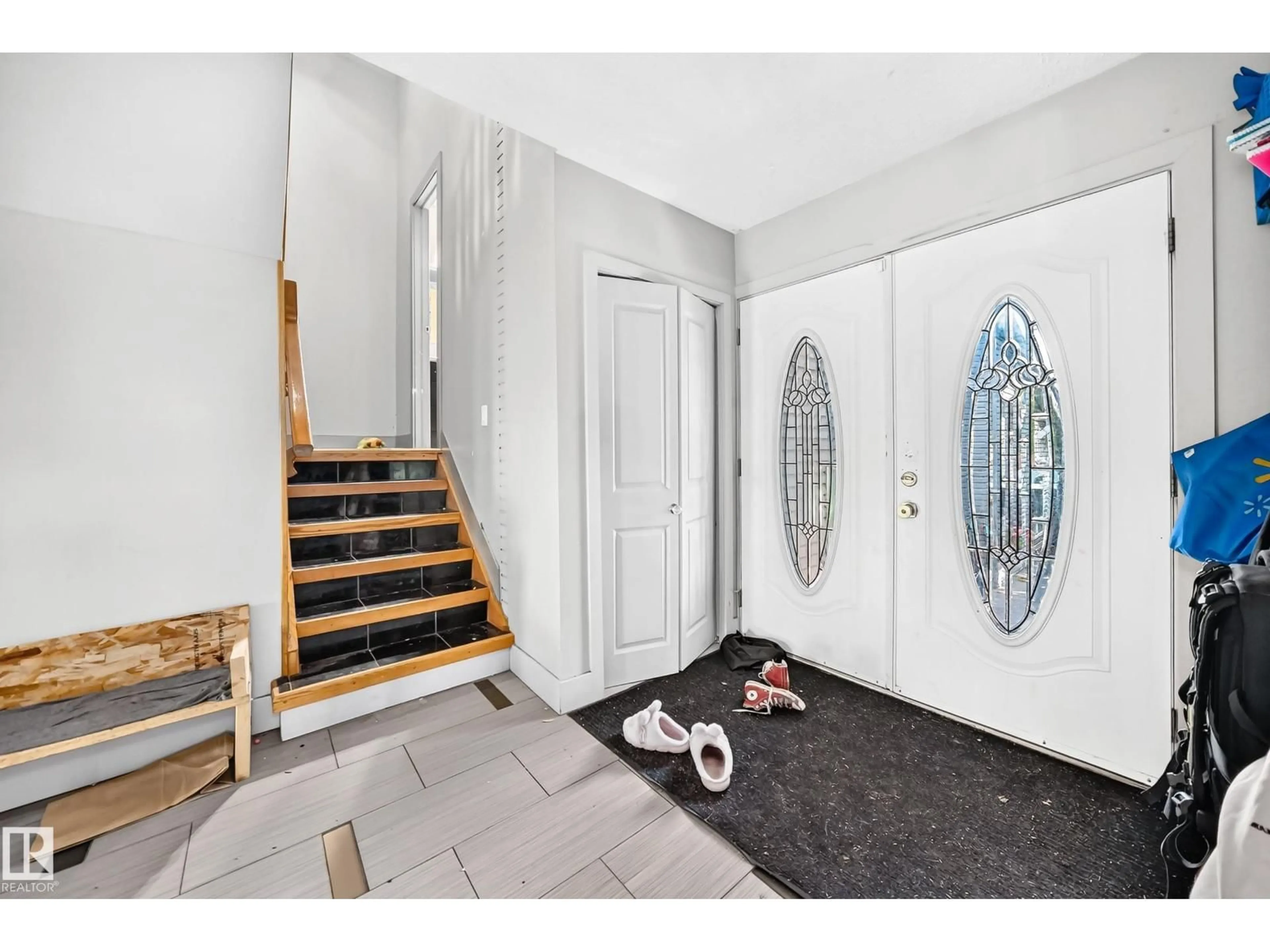 Indoor entryway for 199 WESTRIDGE RD, Edmonton Alberta T5T1B7