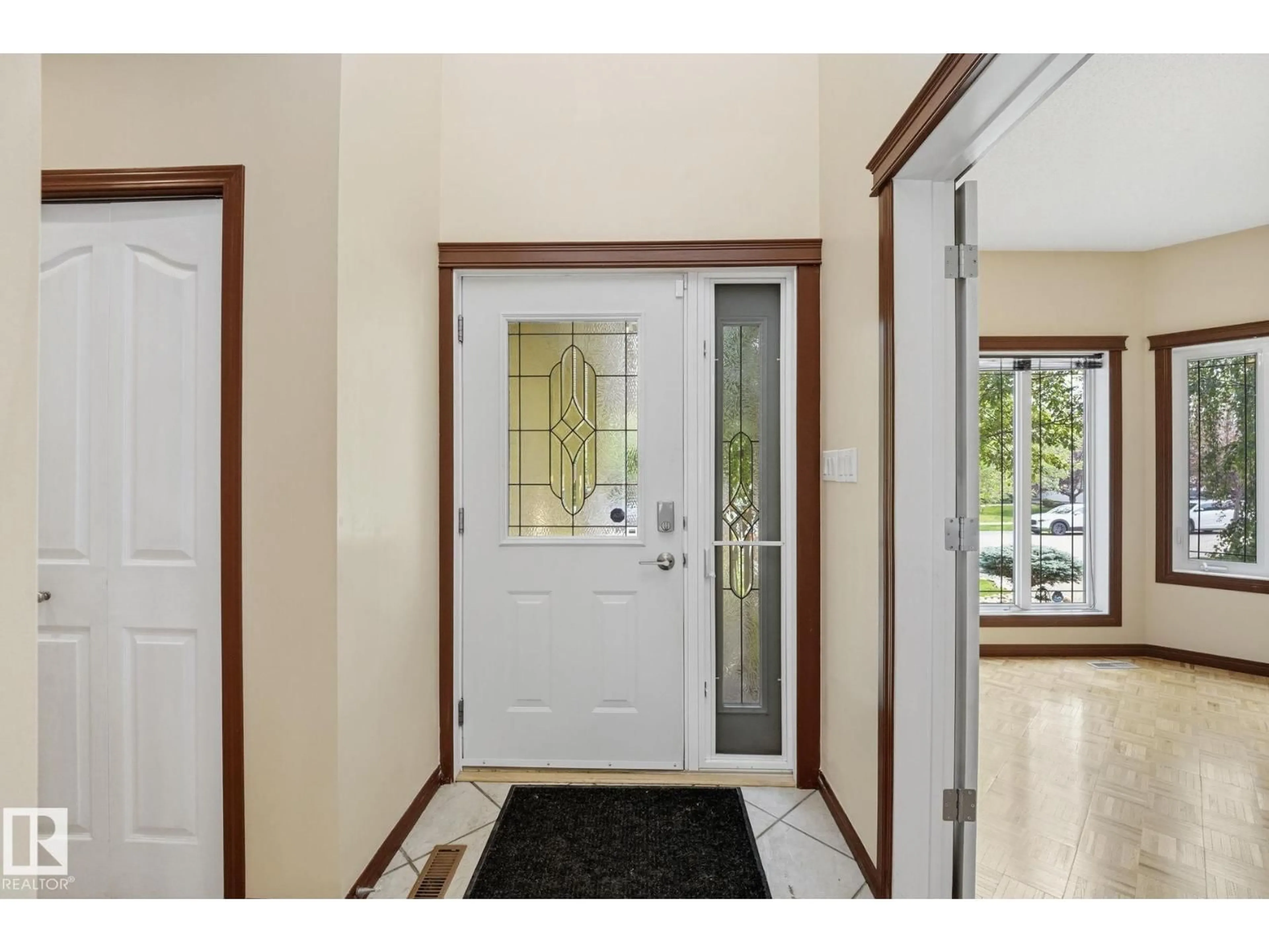 Indoor entryway for 714 DALHOUSIE WY, Edmonton Alberta T6M2V3