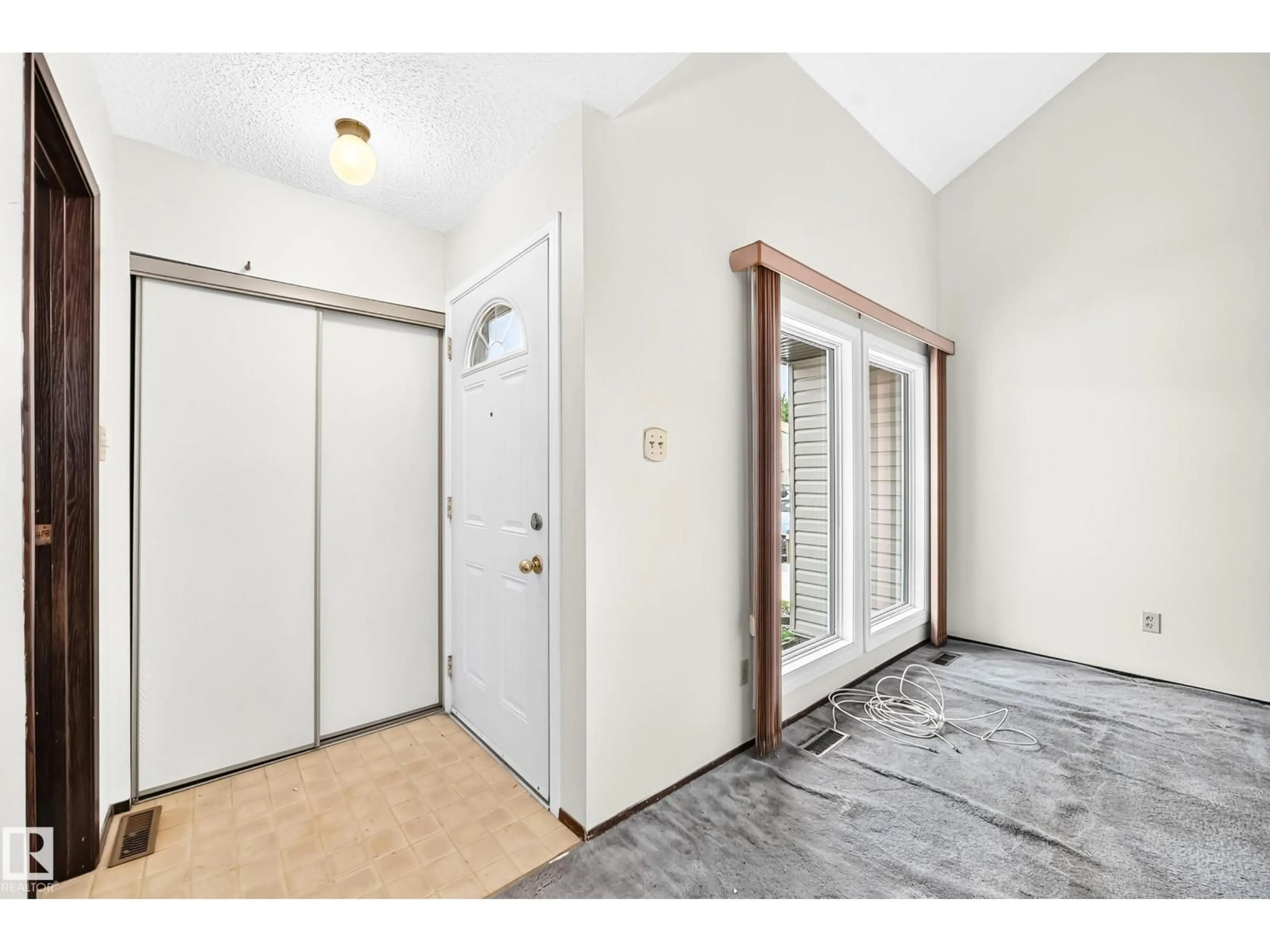 Indoor entryway for 38 2020 105 ST NW, Edmonton Alberta T6J5J2