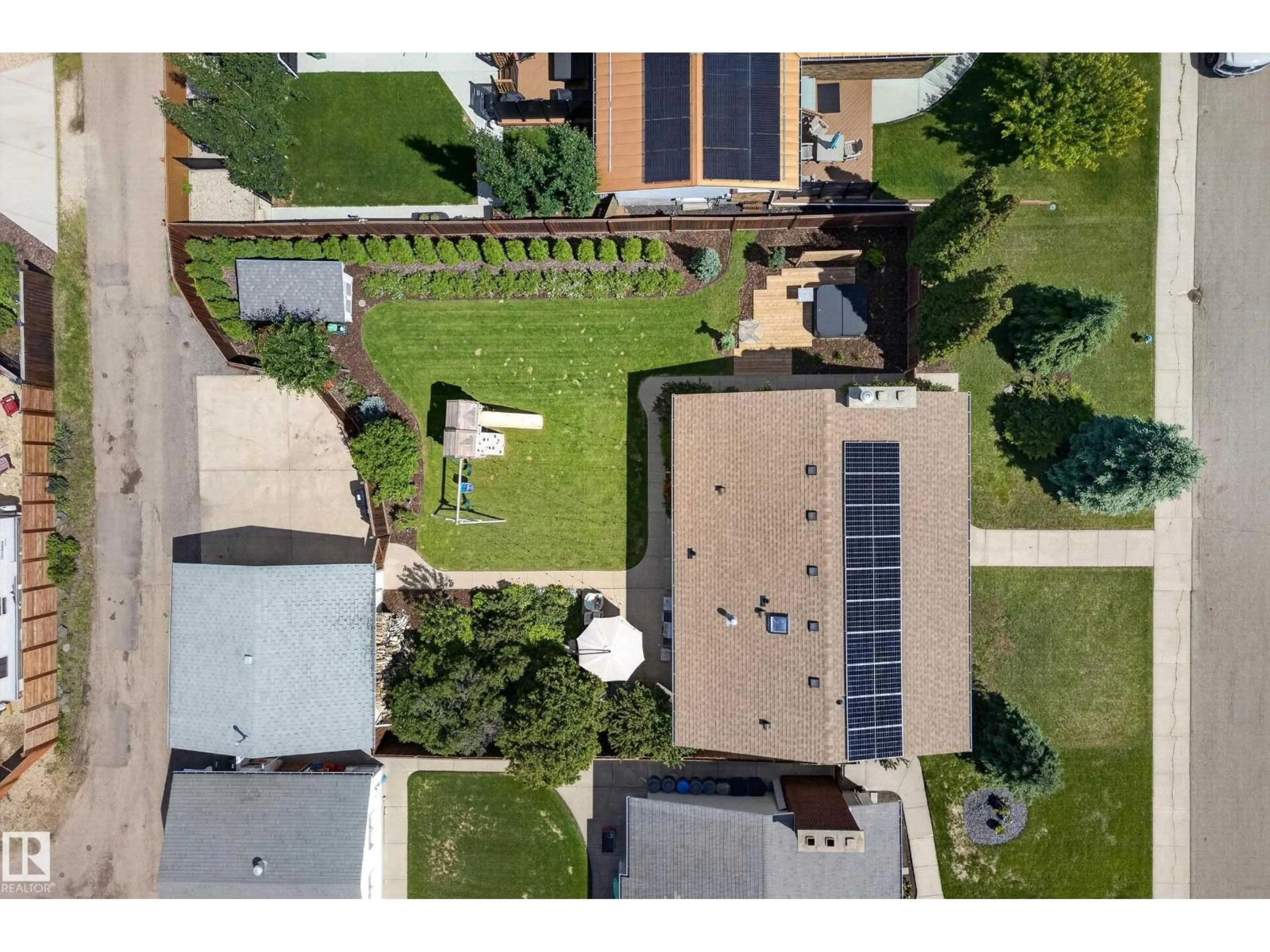 A pic from outside/outdoor area/front of a property/back of a property/a pic from drone, street for NW - 10936 35A AV, Edmonton Alberta T6J0A3