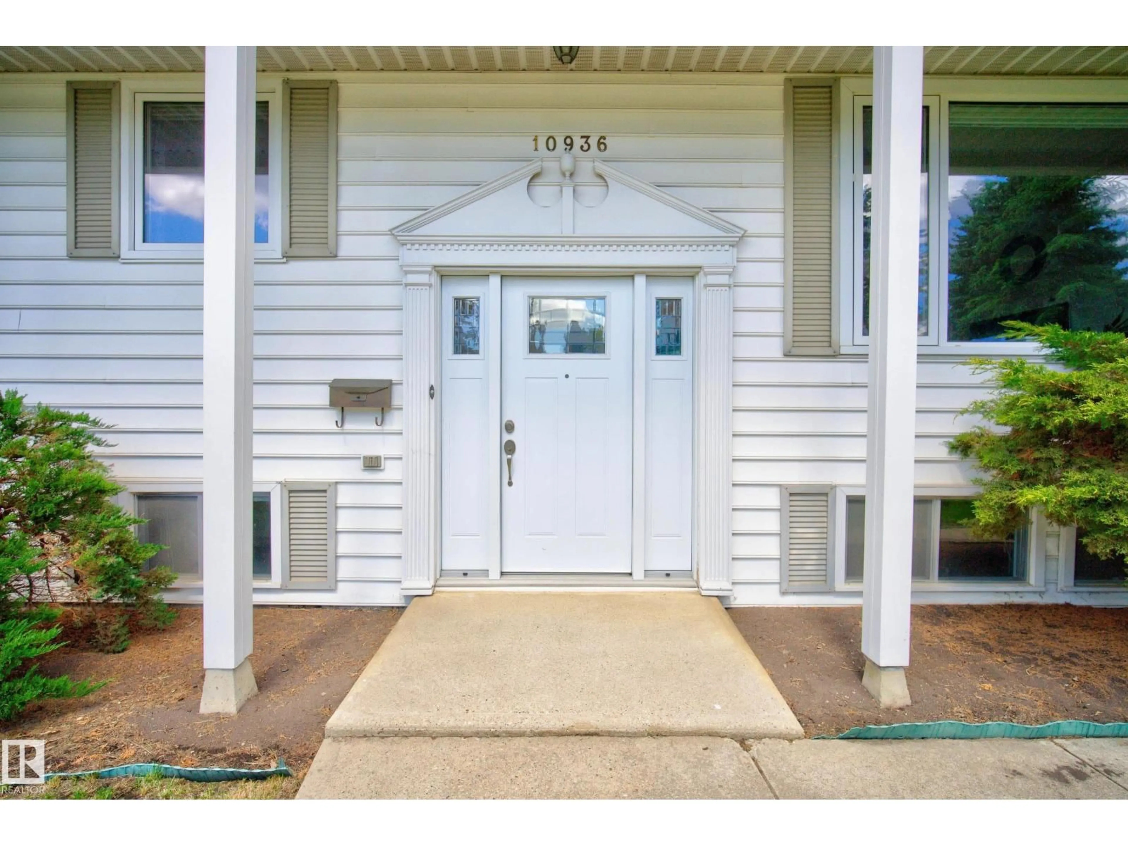 Indoor entryway for NW - 10936 35A AV, Edmonton Alberta T6J0A3