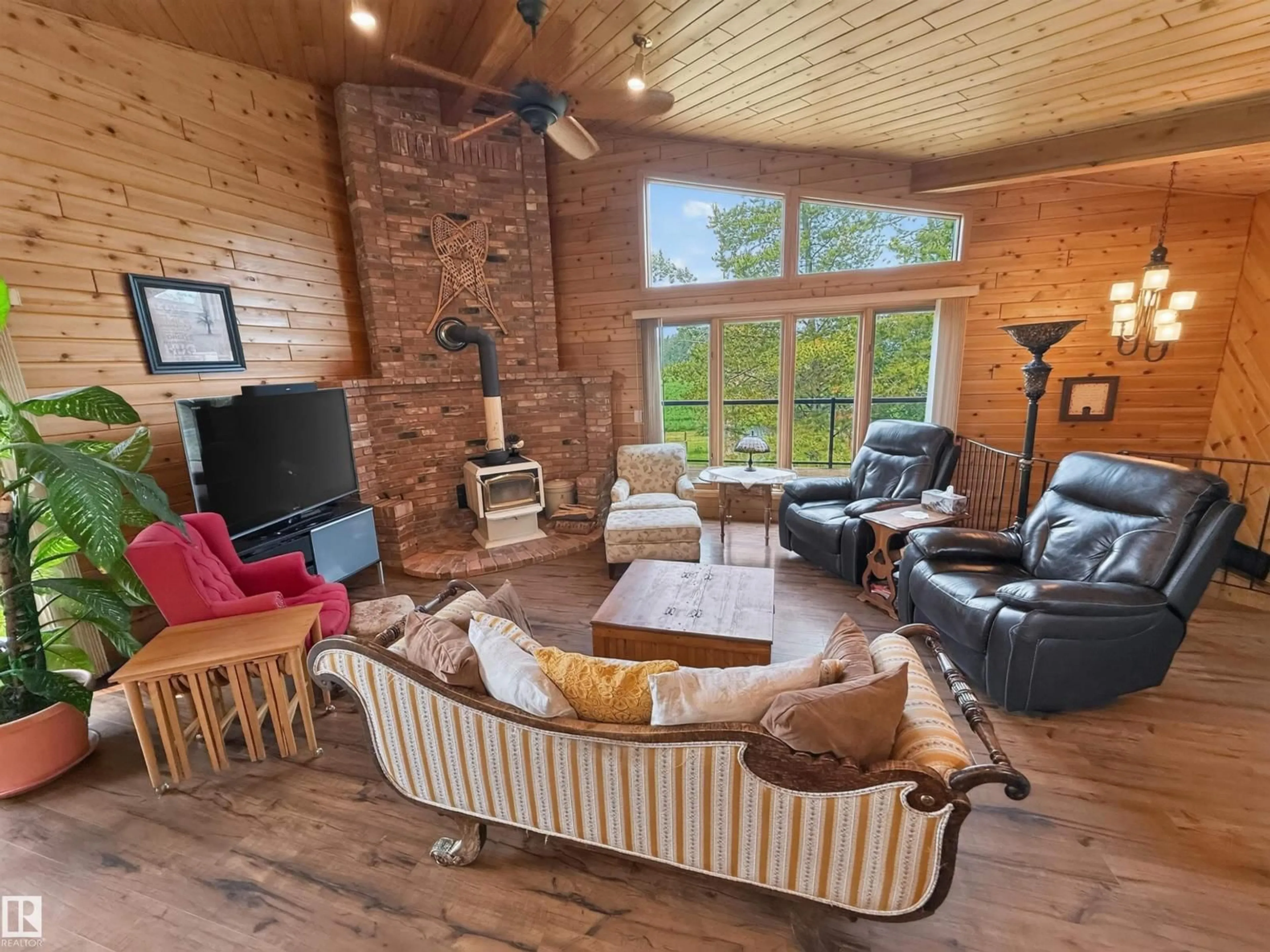 Living room with furniture, wood/laminate floor for 52214 RGE ROAD 12, Rural Parkland County Alberta T7Y2B8