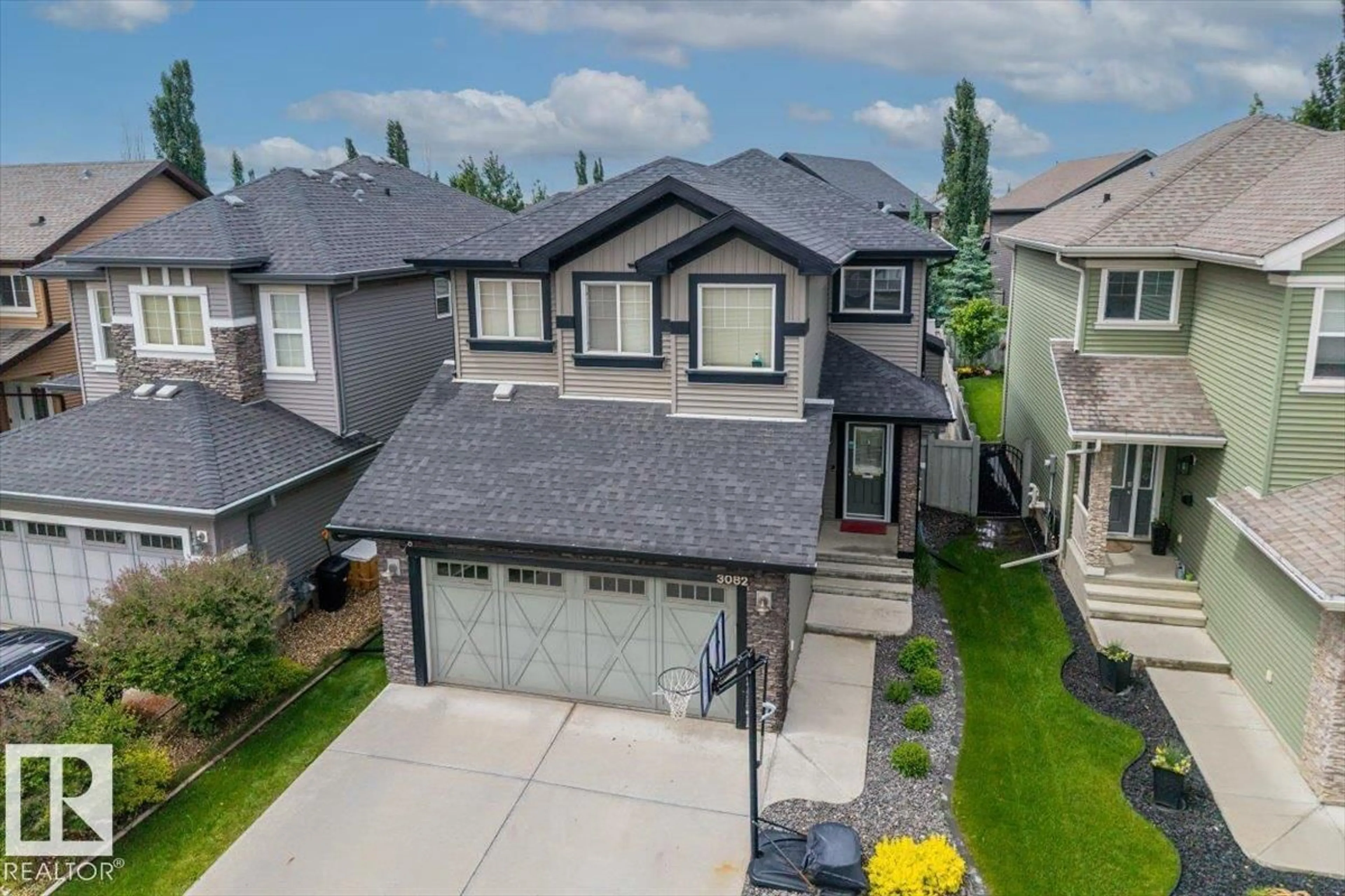 A pic from outside/outdoor area/front of a property/back of a property/a pic from drone, street for 3082 WHITELAW DR, Edmonton Alberta T6W0T7