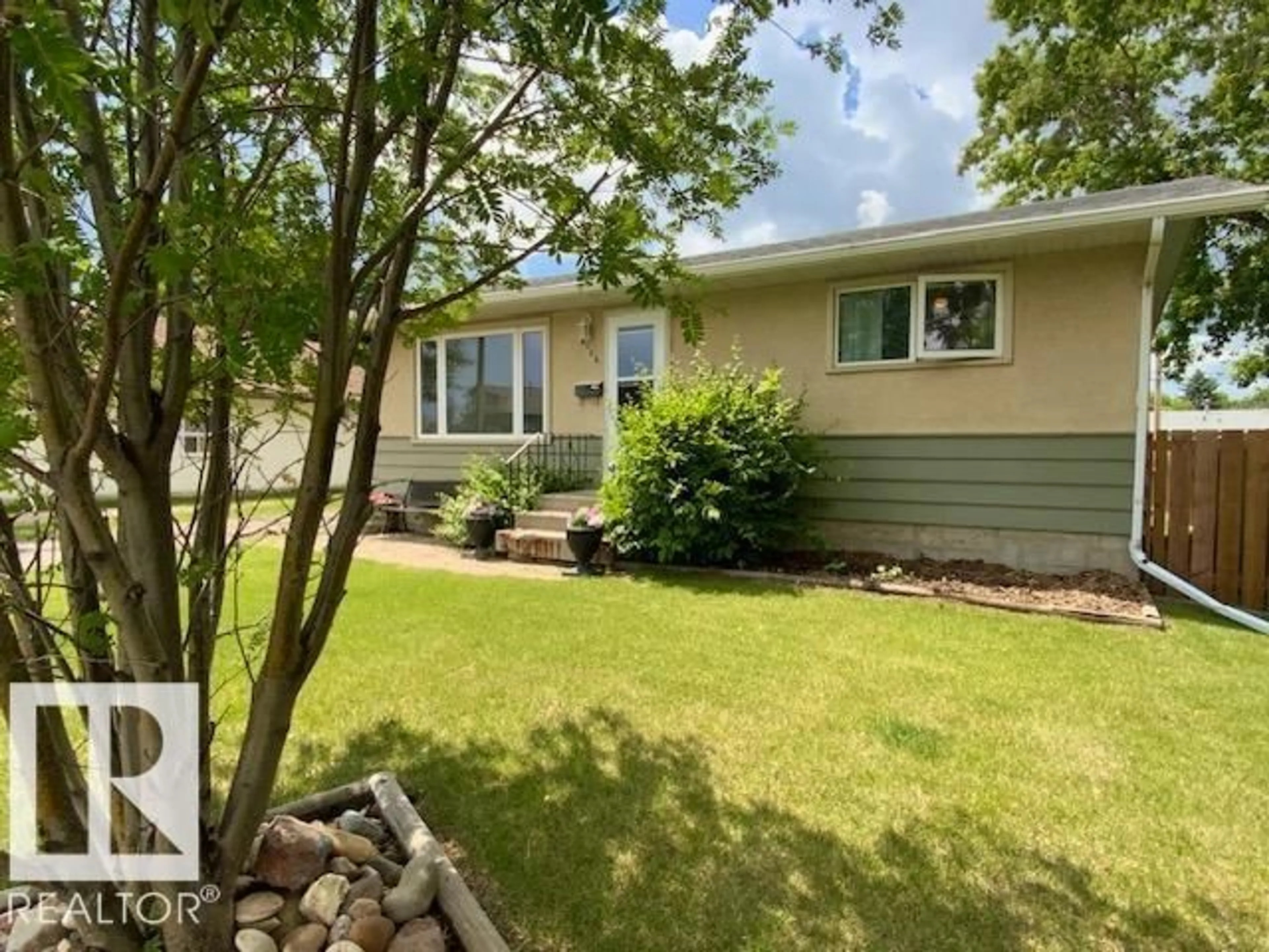 Home with vinyl exterior material, unknown for 4106 51A ST, Wetaskiwin Alberta T9A1L8
