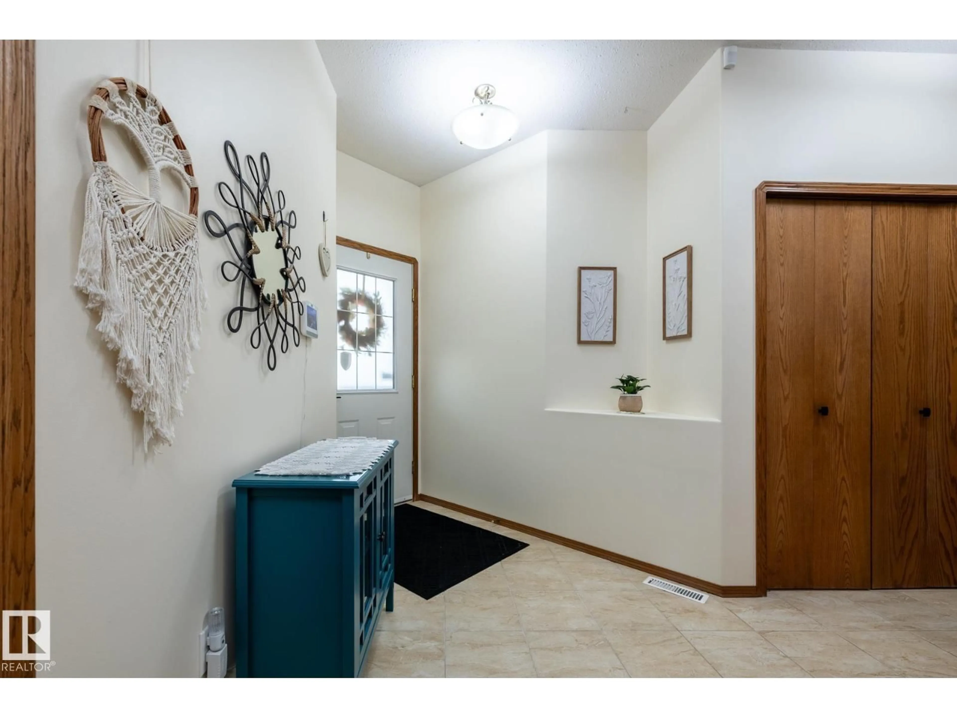 Indoor foyer for 9 - 6 DEER PARK DR, Spruce Grove Alberta T7X4H8