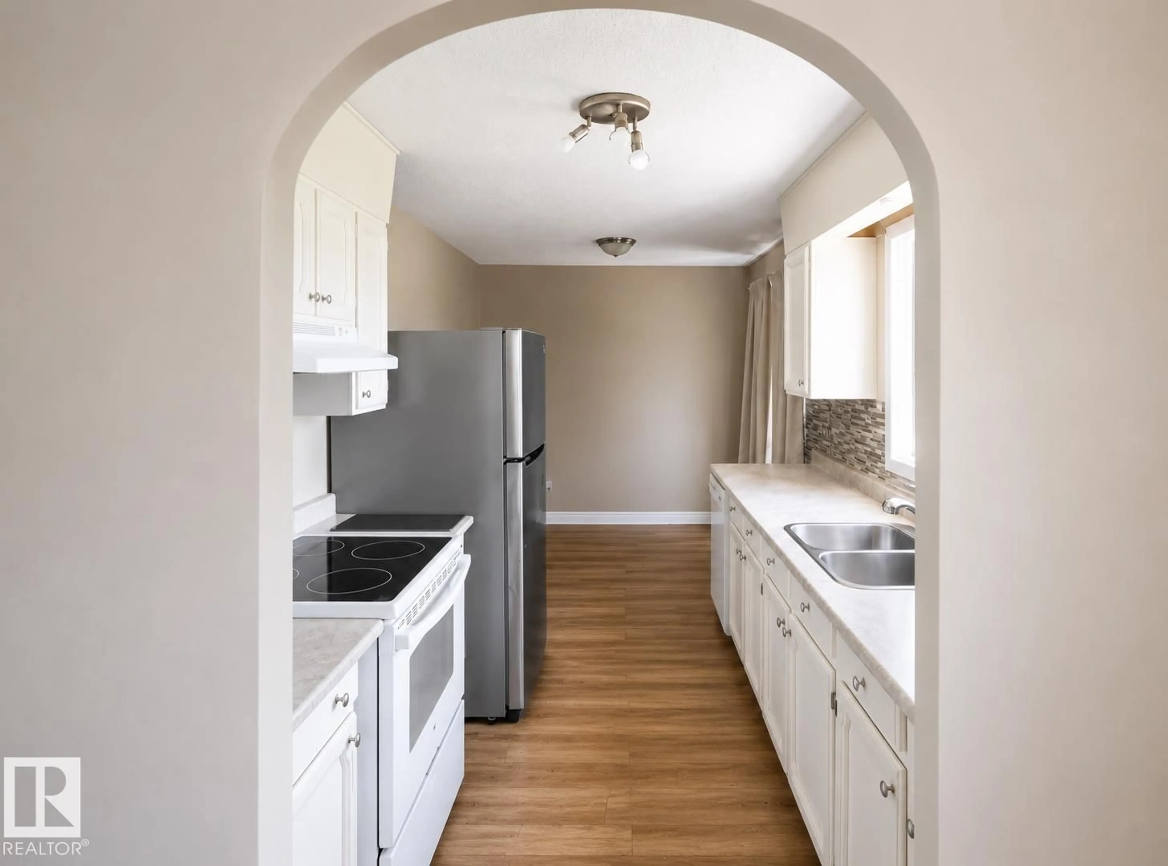 Standard kitchen, unknown for 10439 36A NW, Edmonton Alberta T6J2H7