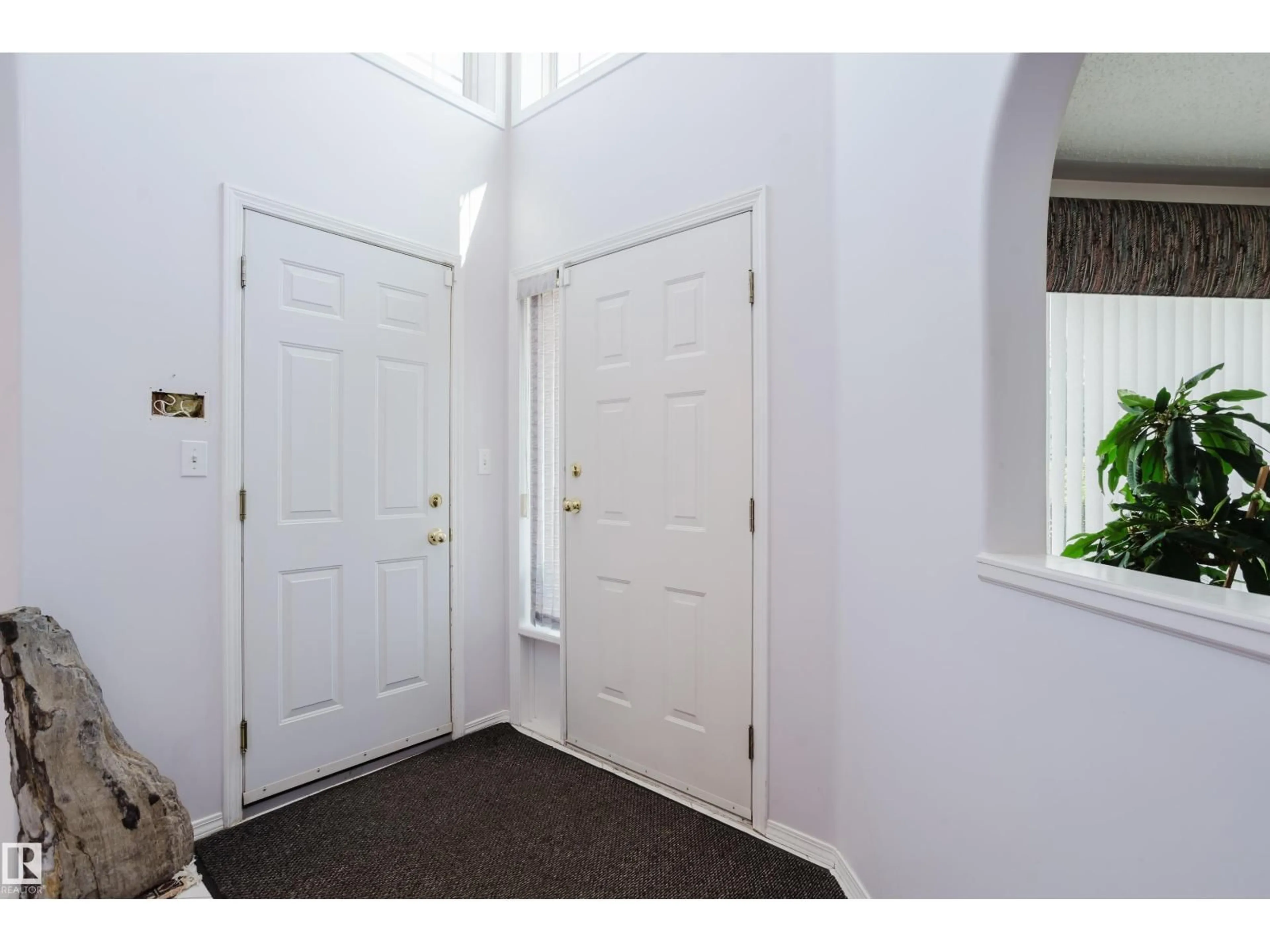 Indoor entryway for 4203 12 AV, Edmonton Alberta T6L6M5