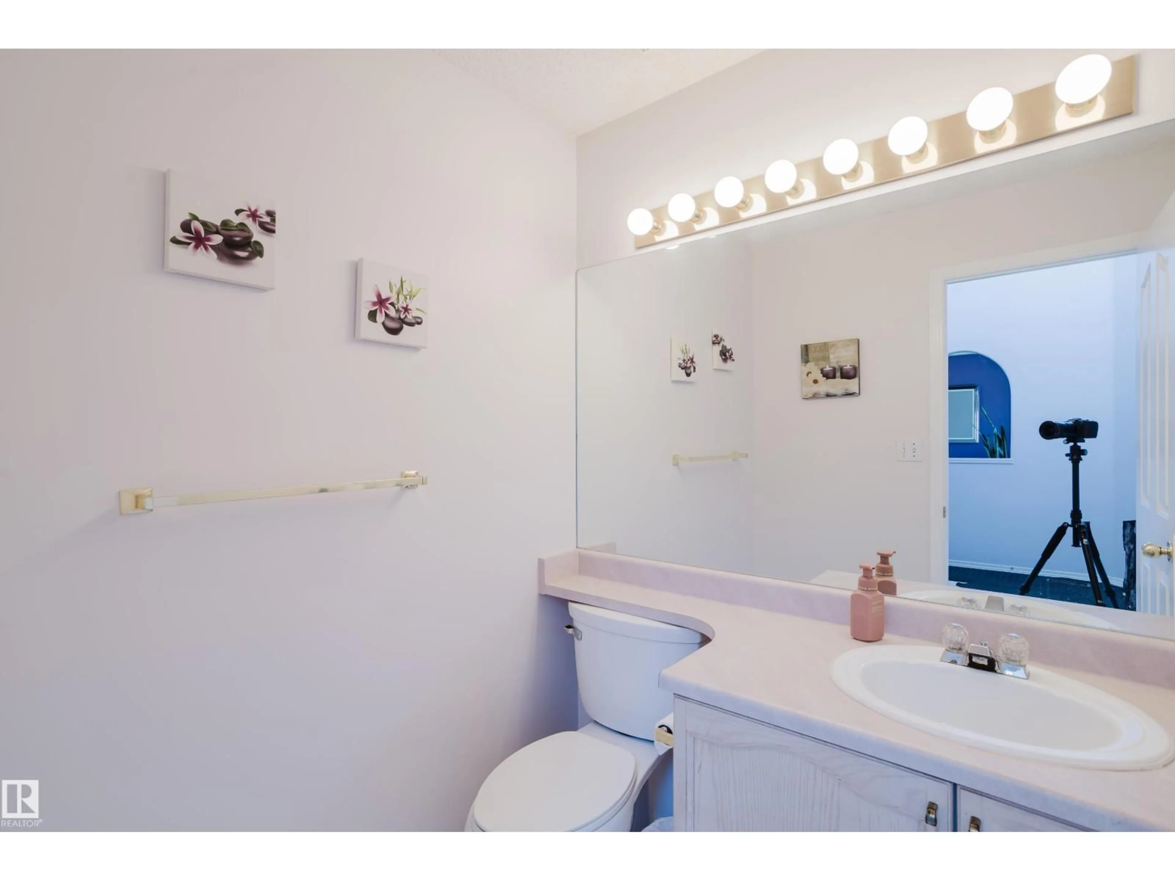 Standard bathroom, ceramic/tile floor for 4203 12 AV, Edmonton Alberta T6L6M5