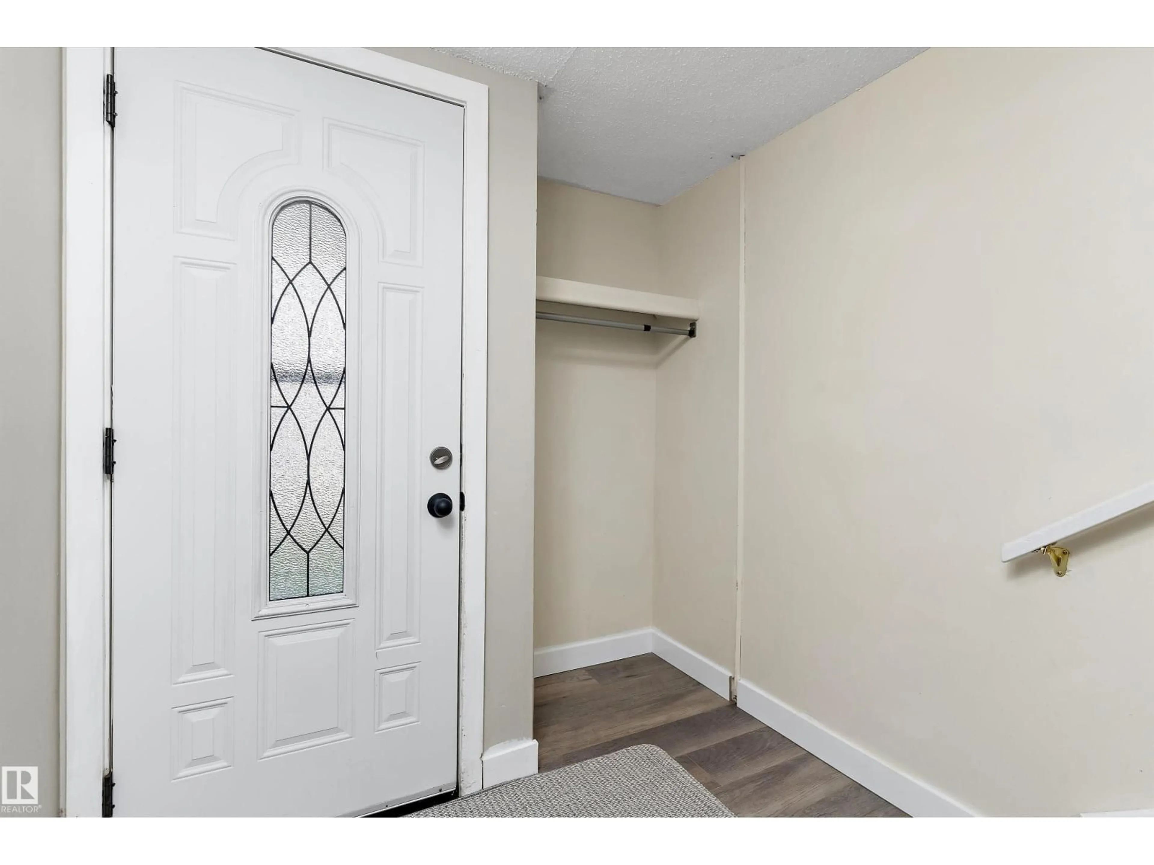 Indoor entryway for 899 ABBOTSFIELD RD, Edmonton Alberta T5W4R4