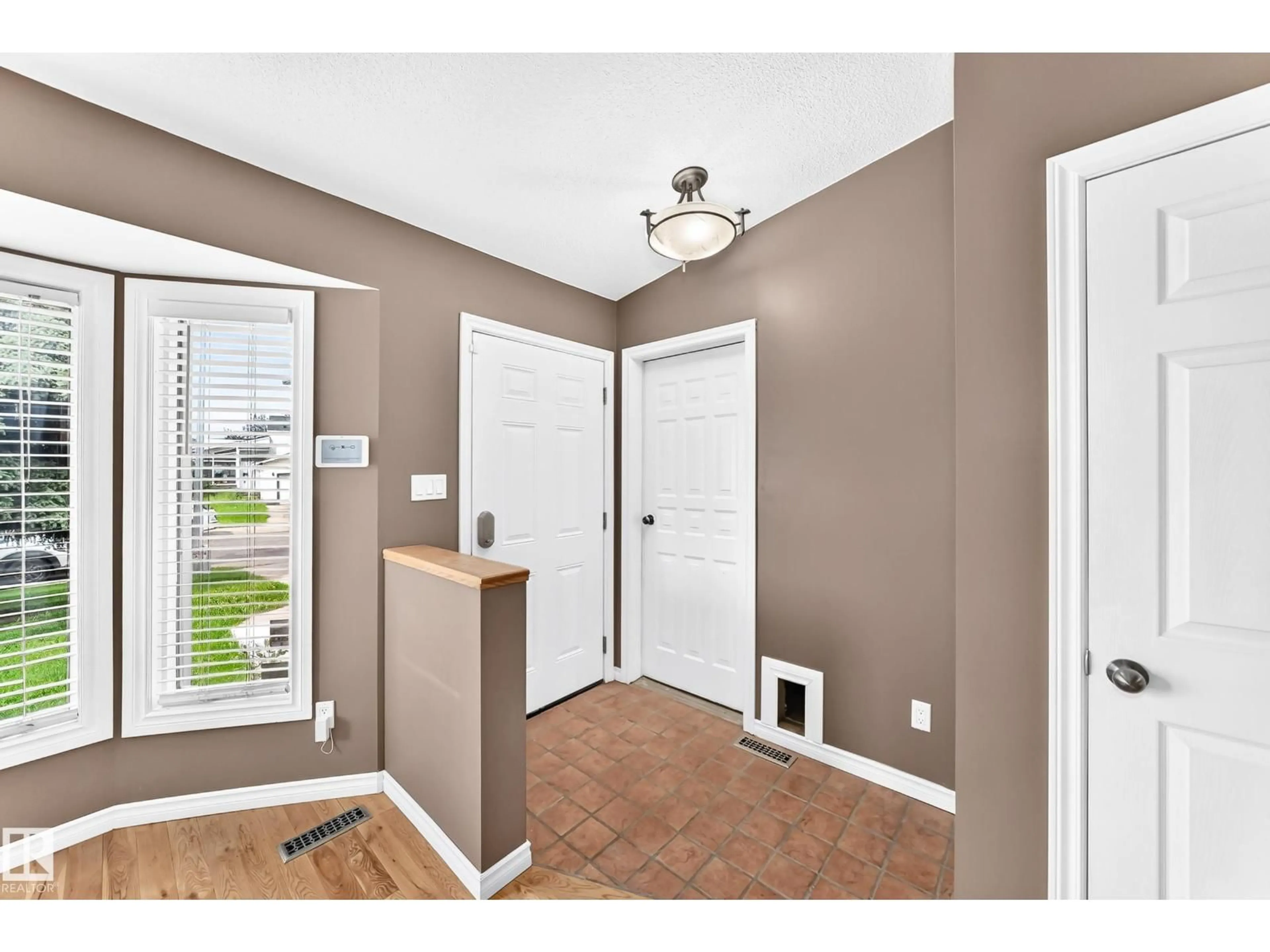 Indoor entryway for 1763 48A ST NW, Edmonton Alberta T6L2Y2