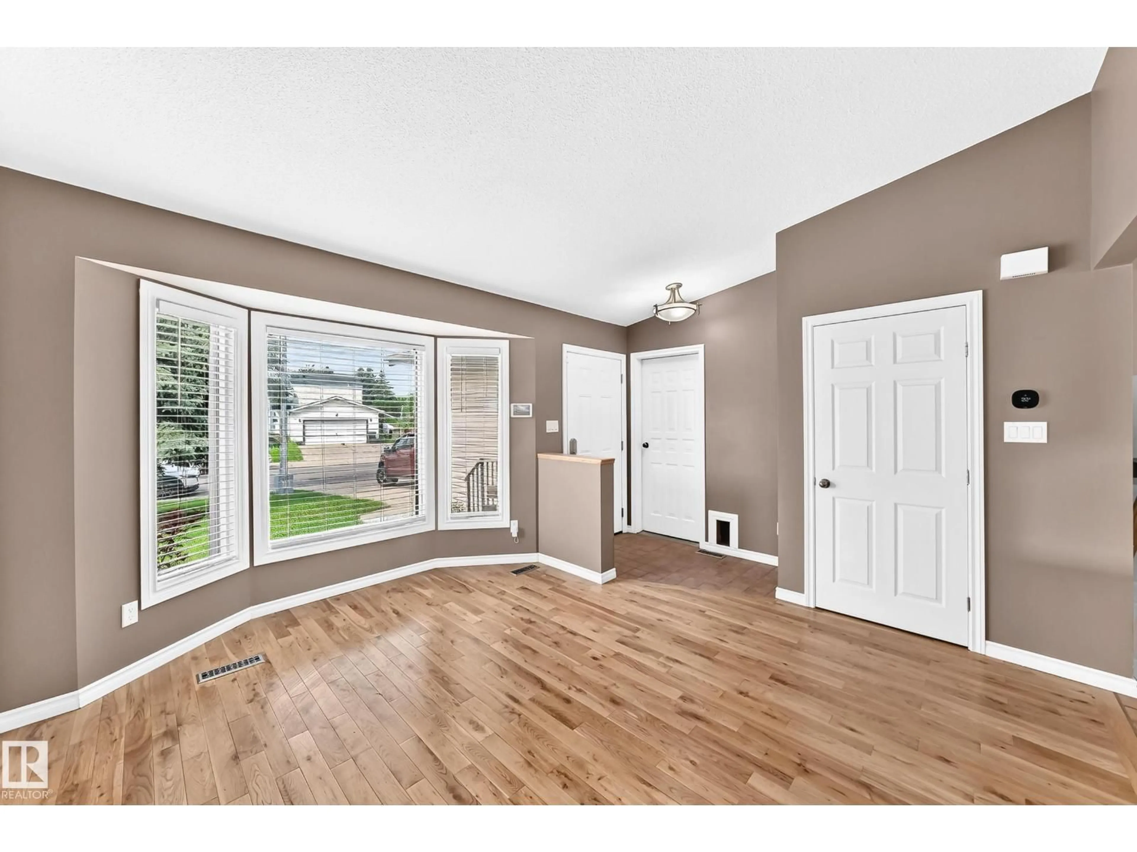 Indoor entryway for 1763 48A ST NW, Edmonton Alberta T6L2Y2