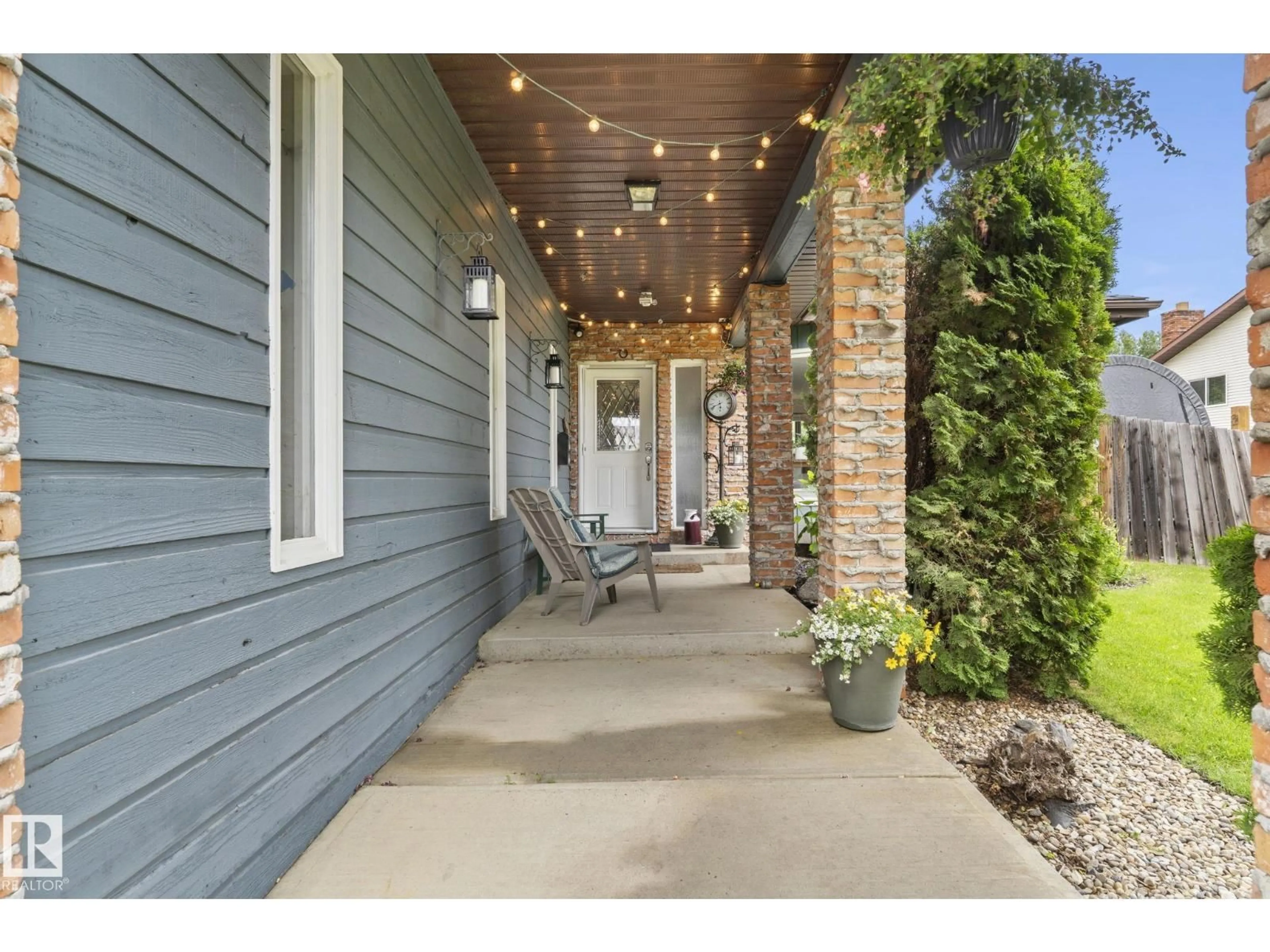 Indoor entryway for 2 LAURISTON PL, St. Albert Alberta T8N3M8