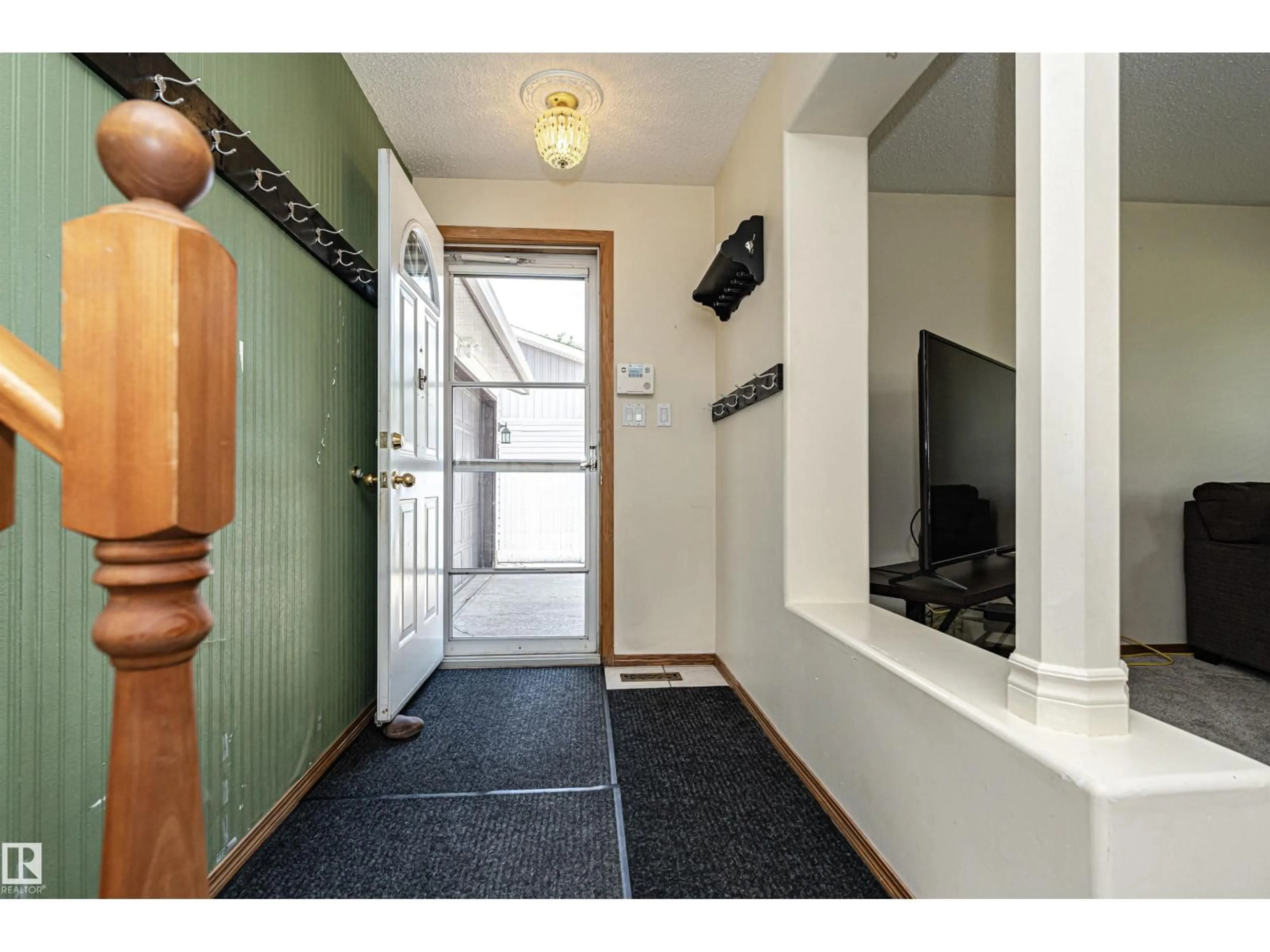 Indoor entryway for 505 SUNNYDALE RD, Morinville Alberta T8R1B4