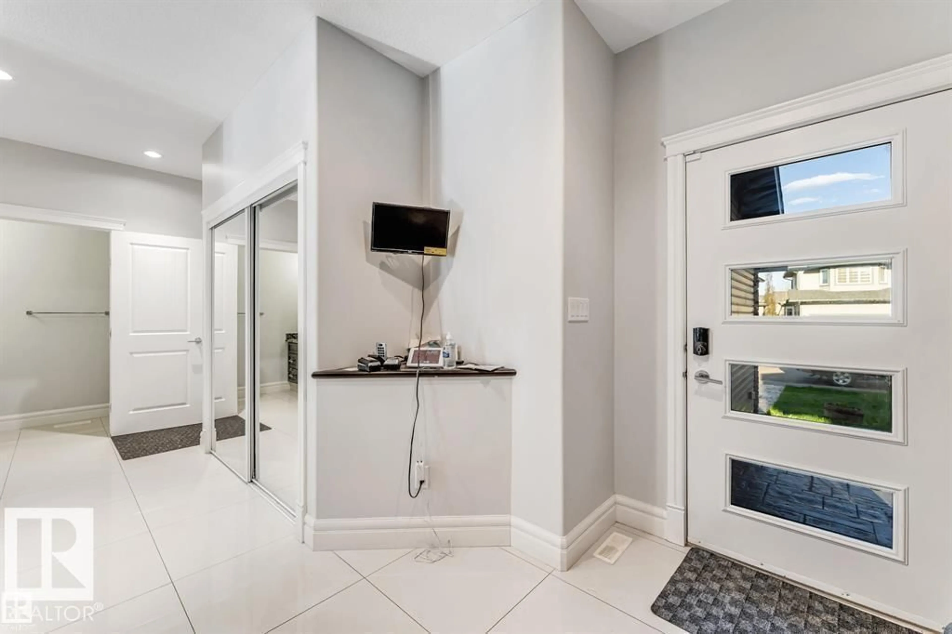 Indoor entryway for 16756 60 ST, Edmonton Alberta T5Y0W5
