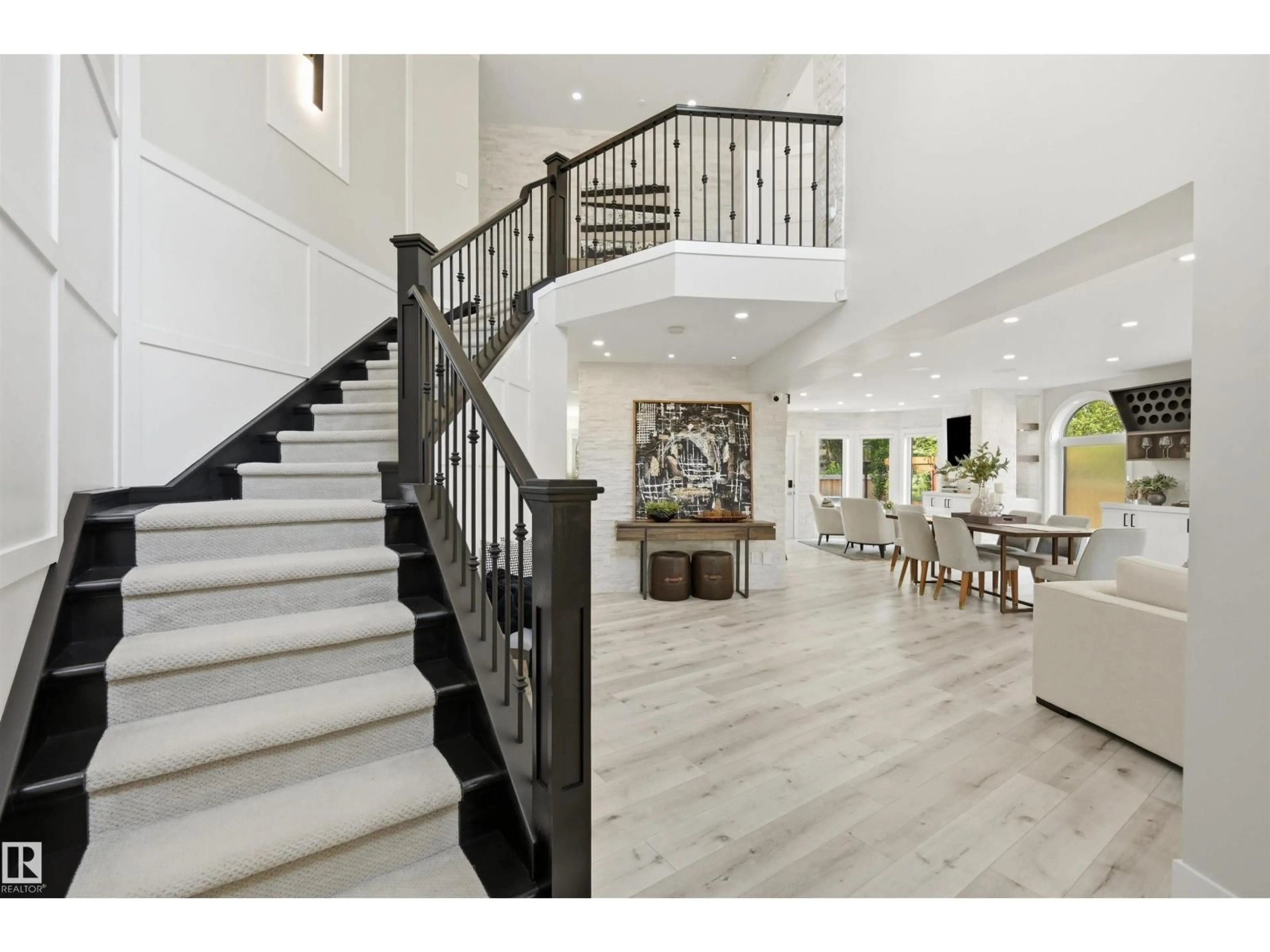 Indoor foyer for 439 ROONEY CR, Edmonton Alberta T6R1C5