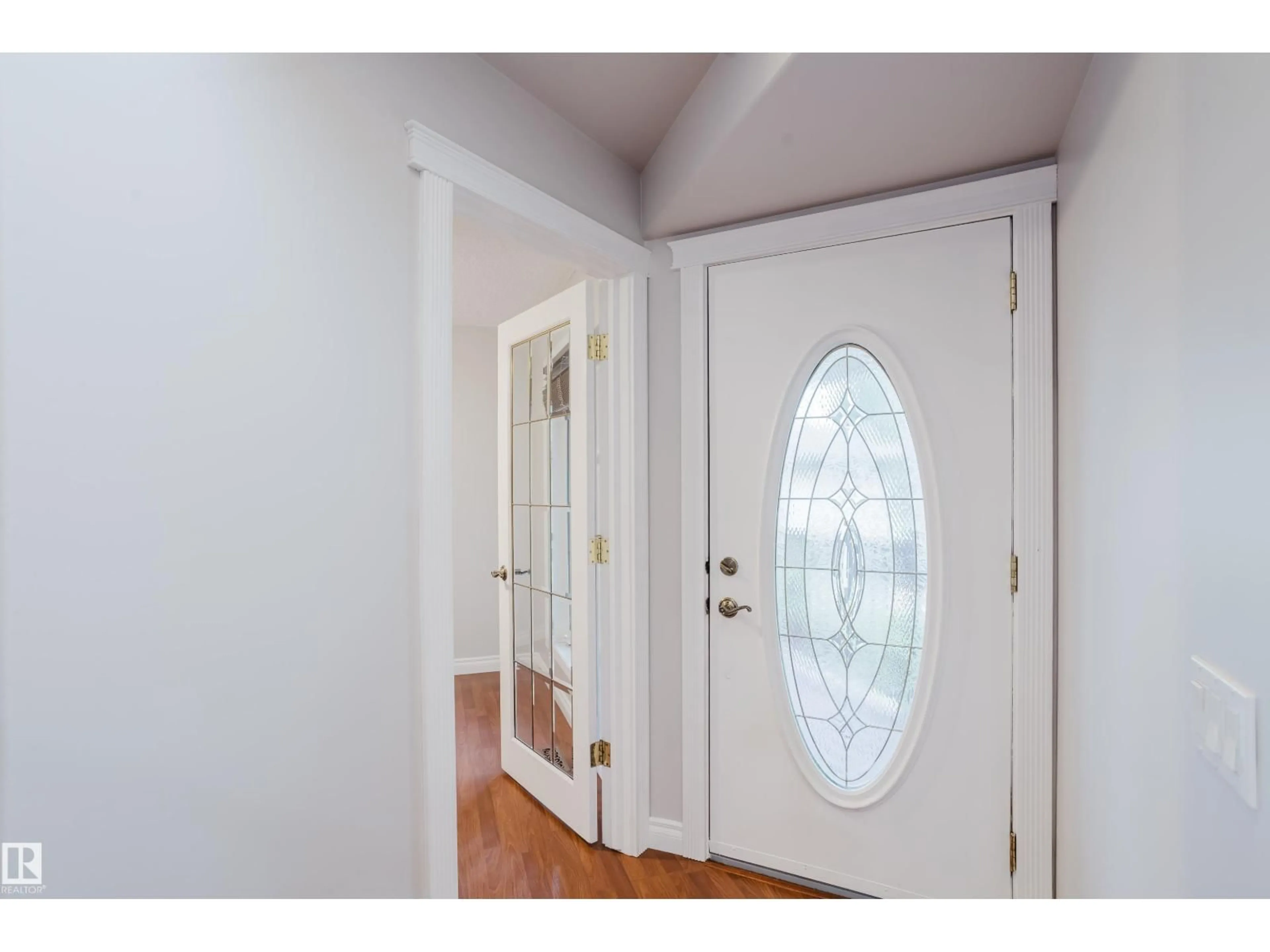 Indoor entryway for NW - 611 HOOKE CO, Edmonton Alberta T5A5H5