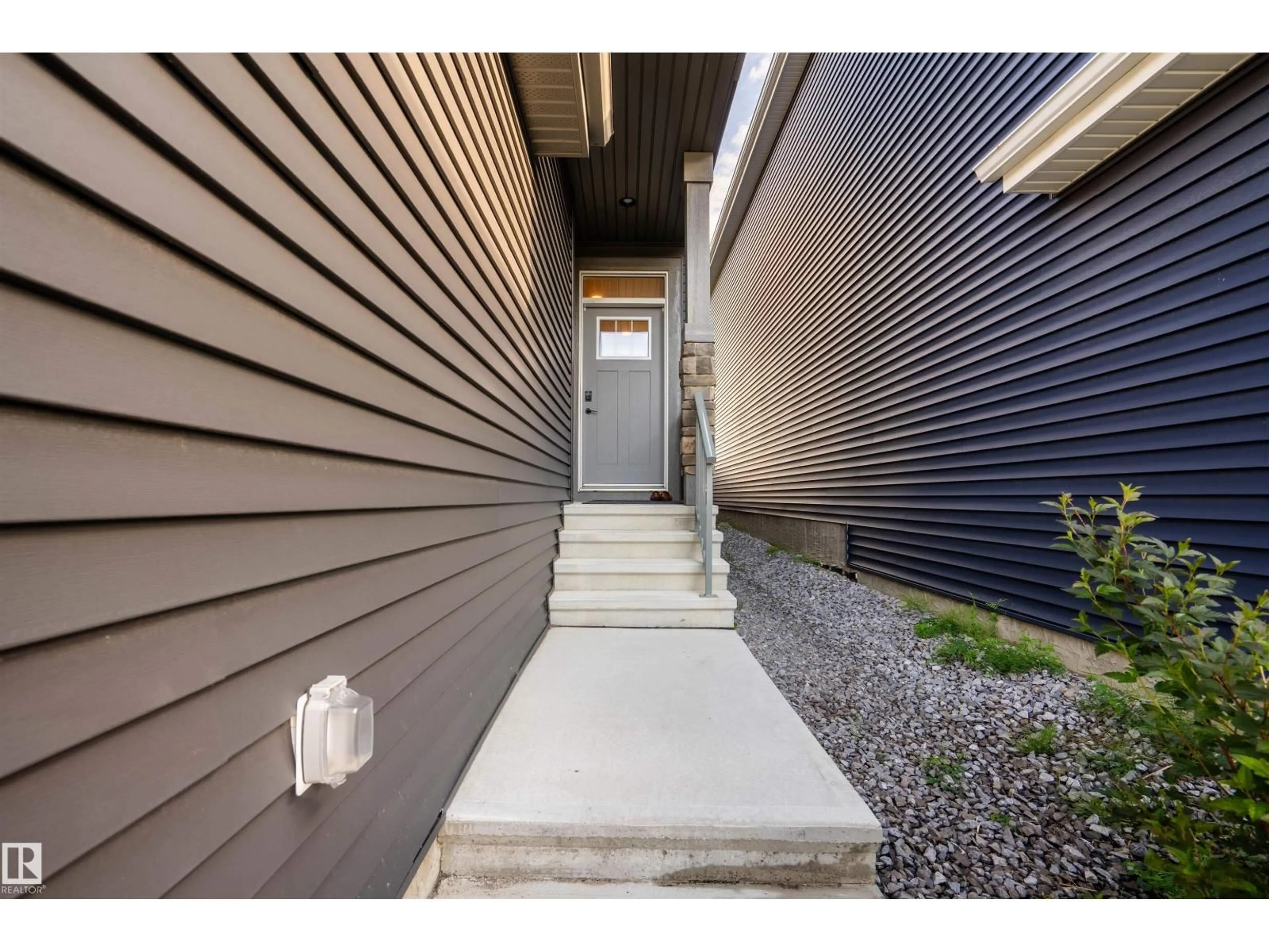 Indoor entryway for 1091 EATON RD, Edmonton Alberta T6M1M9