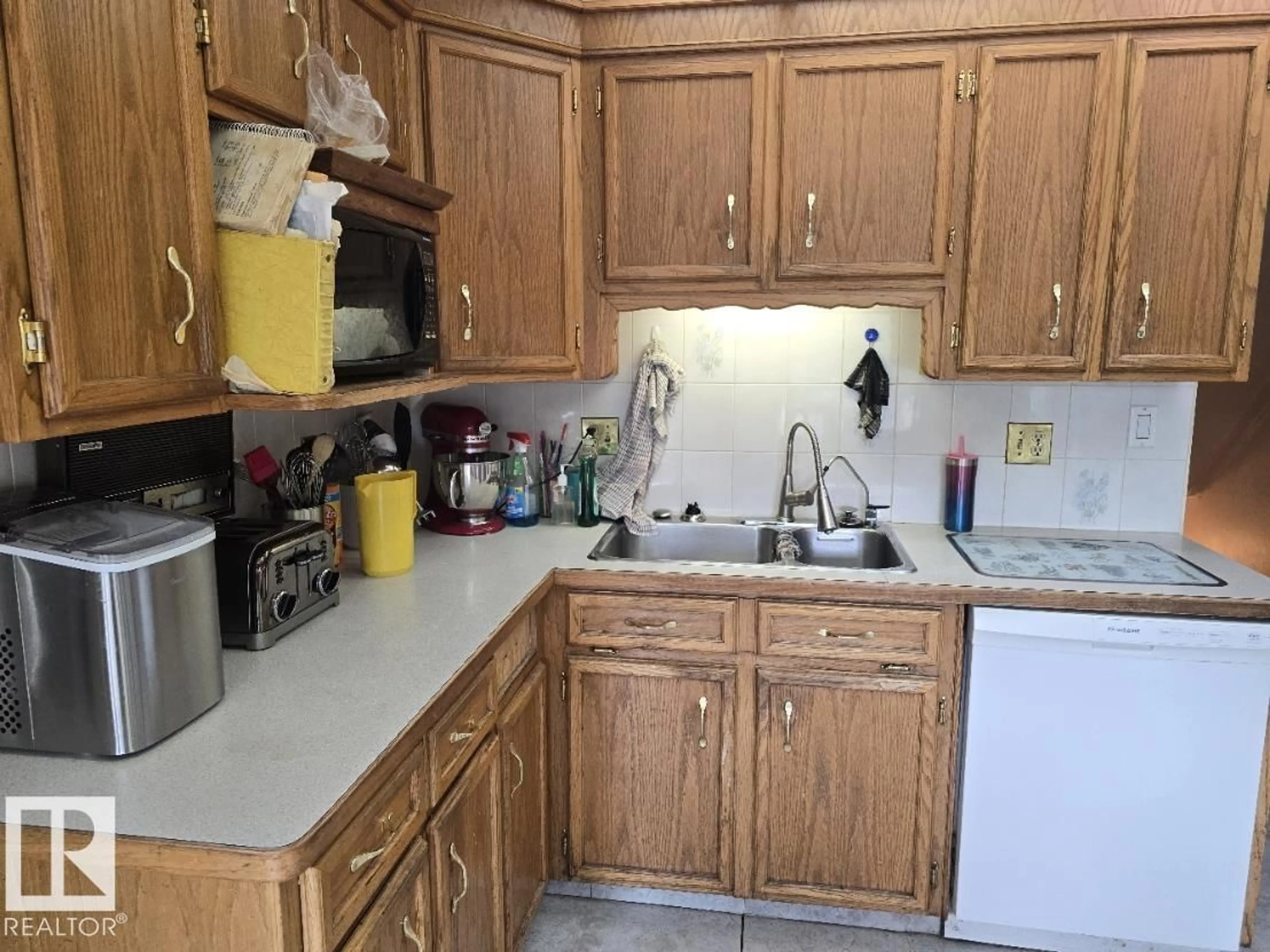 Standard kitchen, unknown for 79 GARIEPY CR, Edmonton Alberta T6M1B5