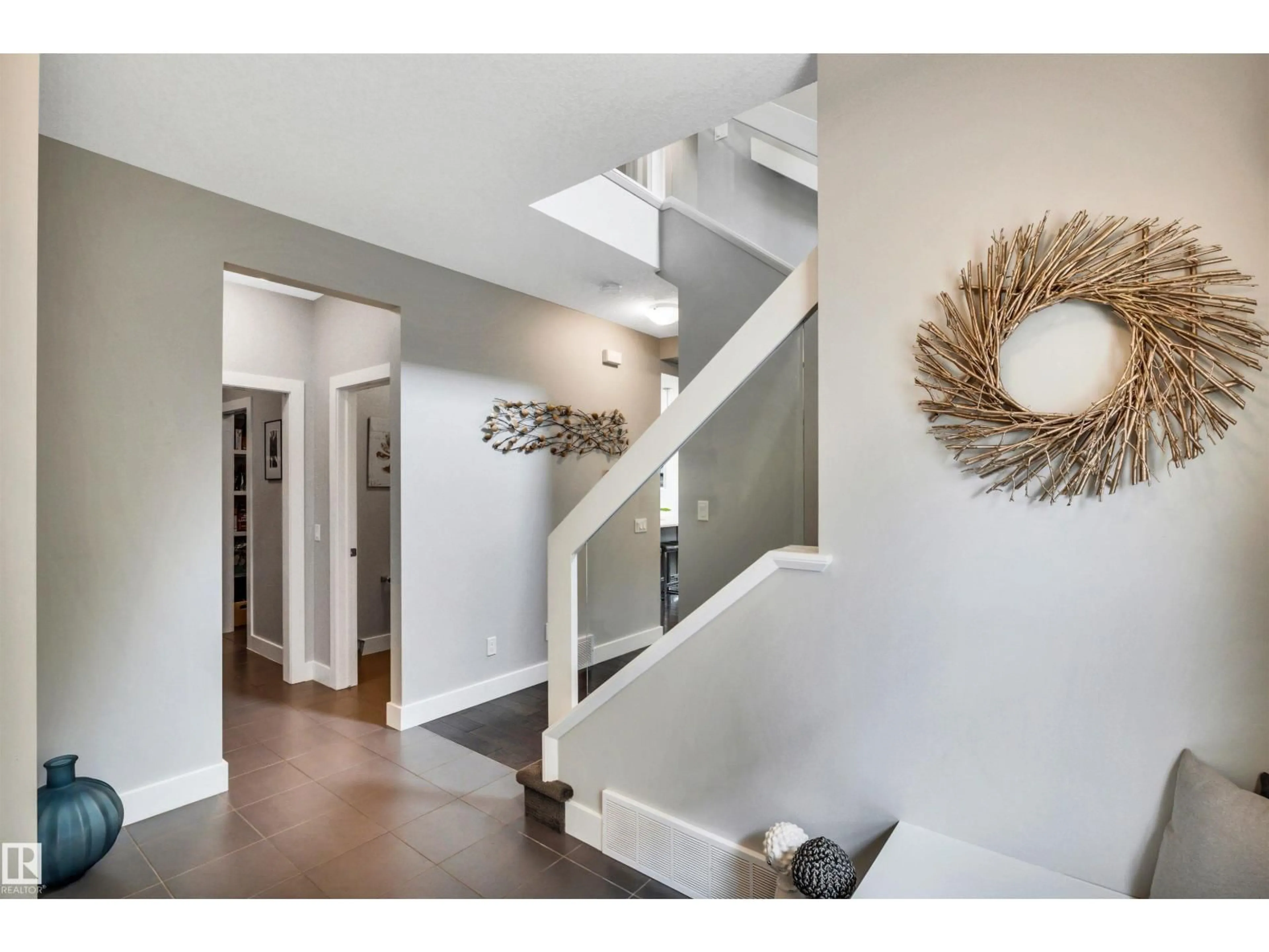 Indoor entryway for SW - 1939 79 ST, Edmonton Alberta T6X1W3