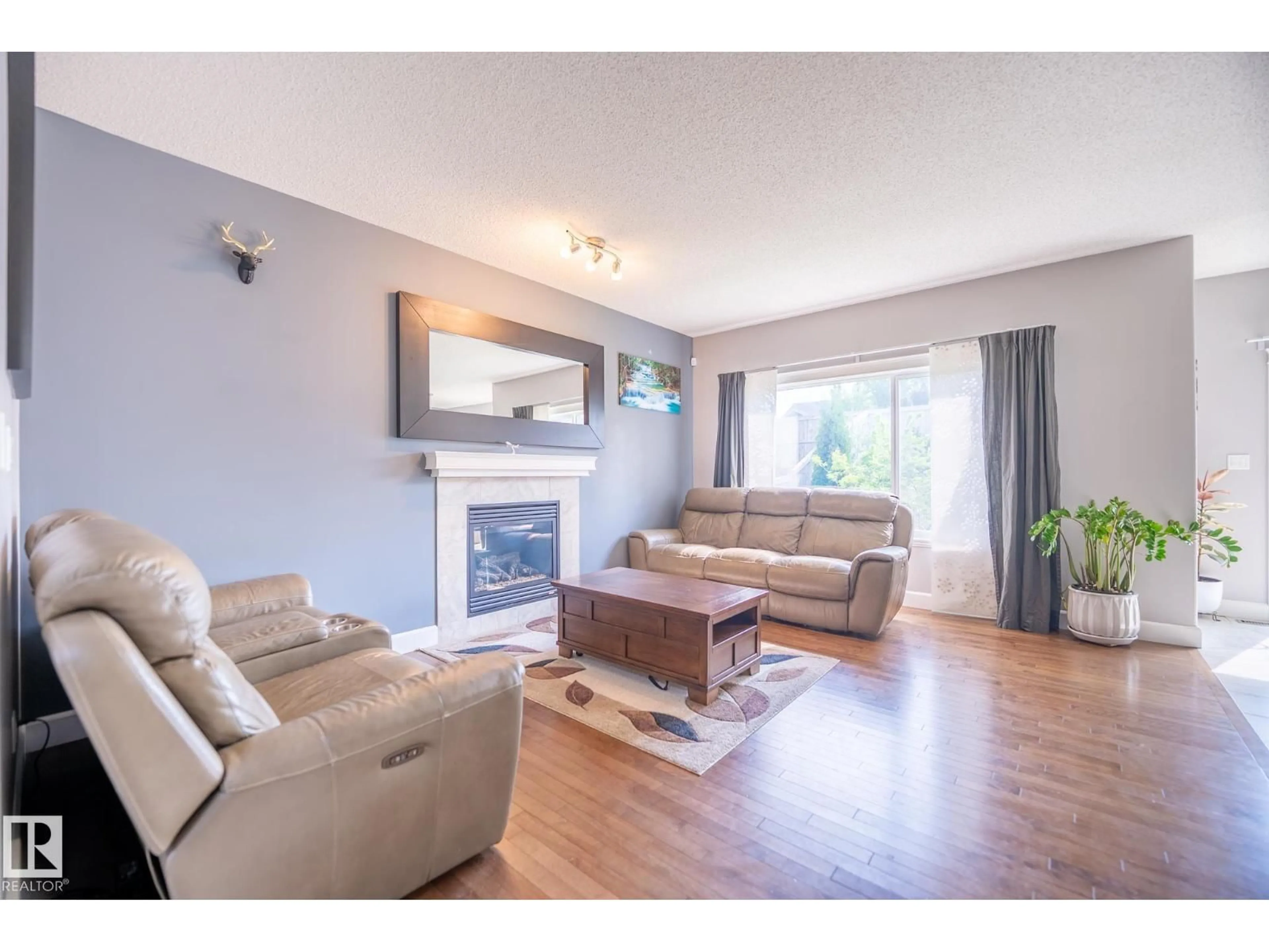 Living room with furniture, wood/laminate floor for SW - 1959 67 ST, Edmonton Alberta T6X0T4