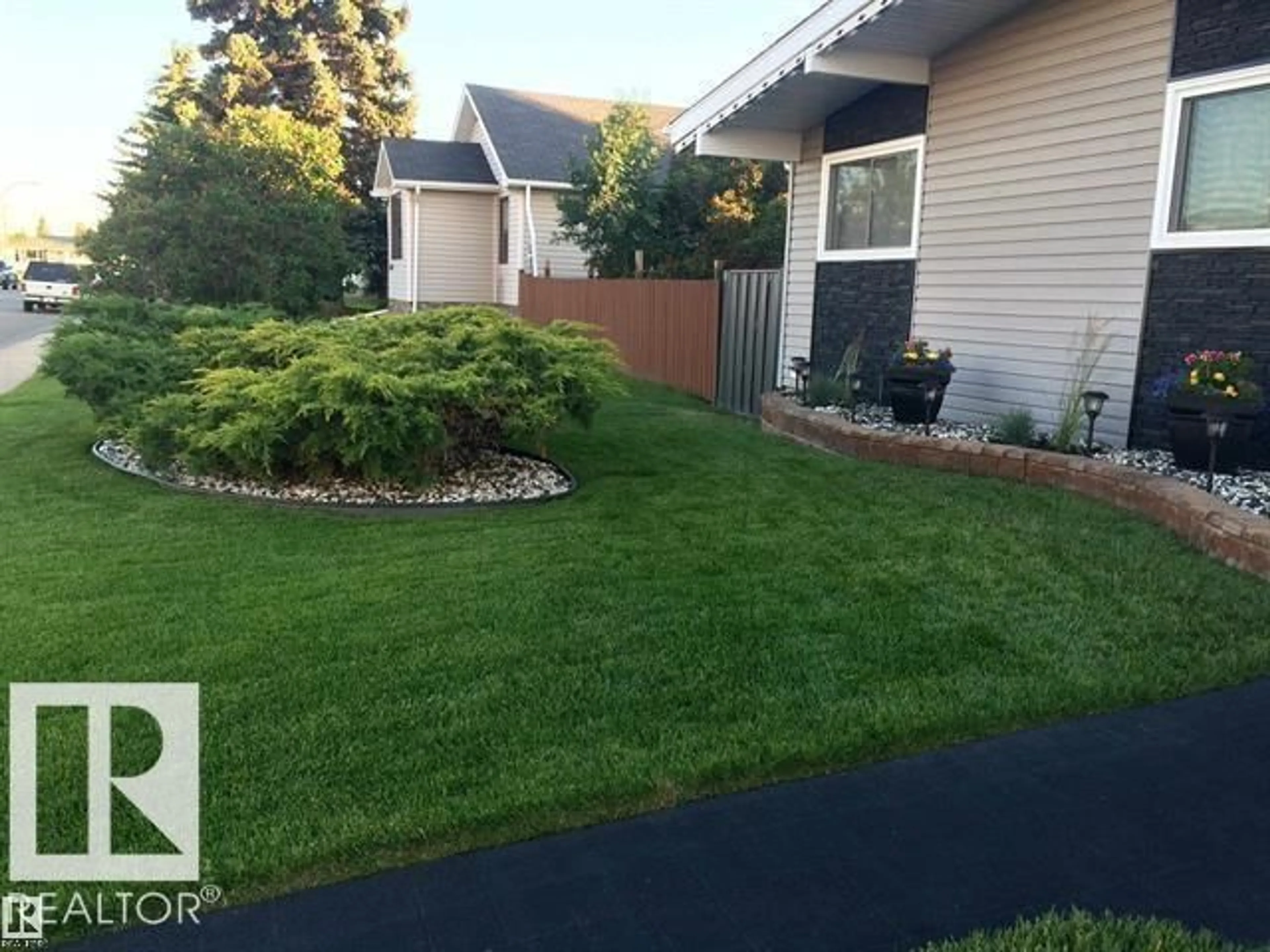 A pic from outside/outdoor area/front of a property/back of a property/a pic from drone, street for NW - 13304 70 ST, Edmonton Alberta T5C0K3