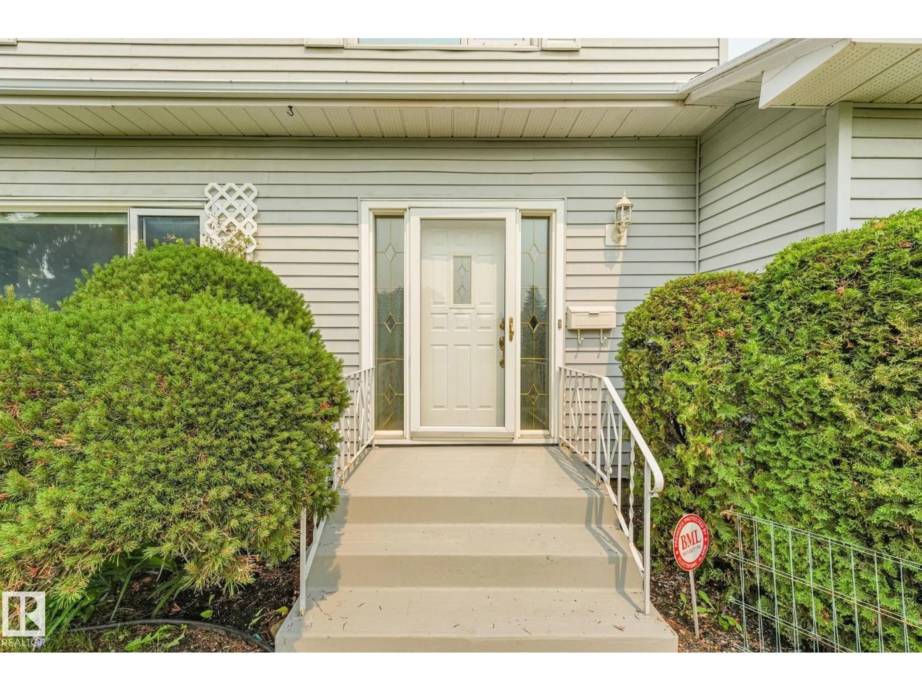 Indoor entryway for 13320 79 AV, Edmonton Alberta T5R3G5