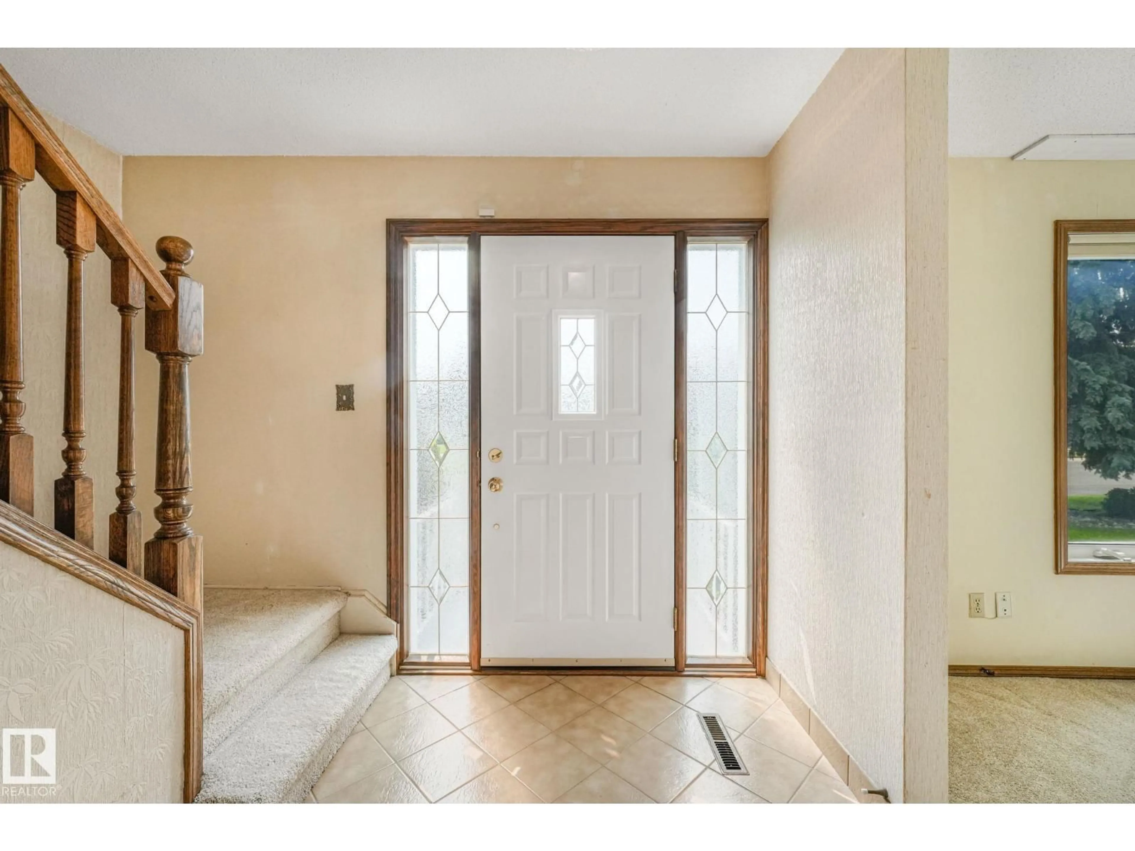 Indoor entryway for 13320 79 AV, Edmonton Alberta T5R3G5