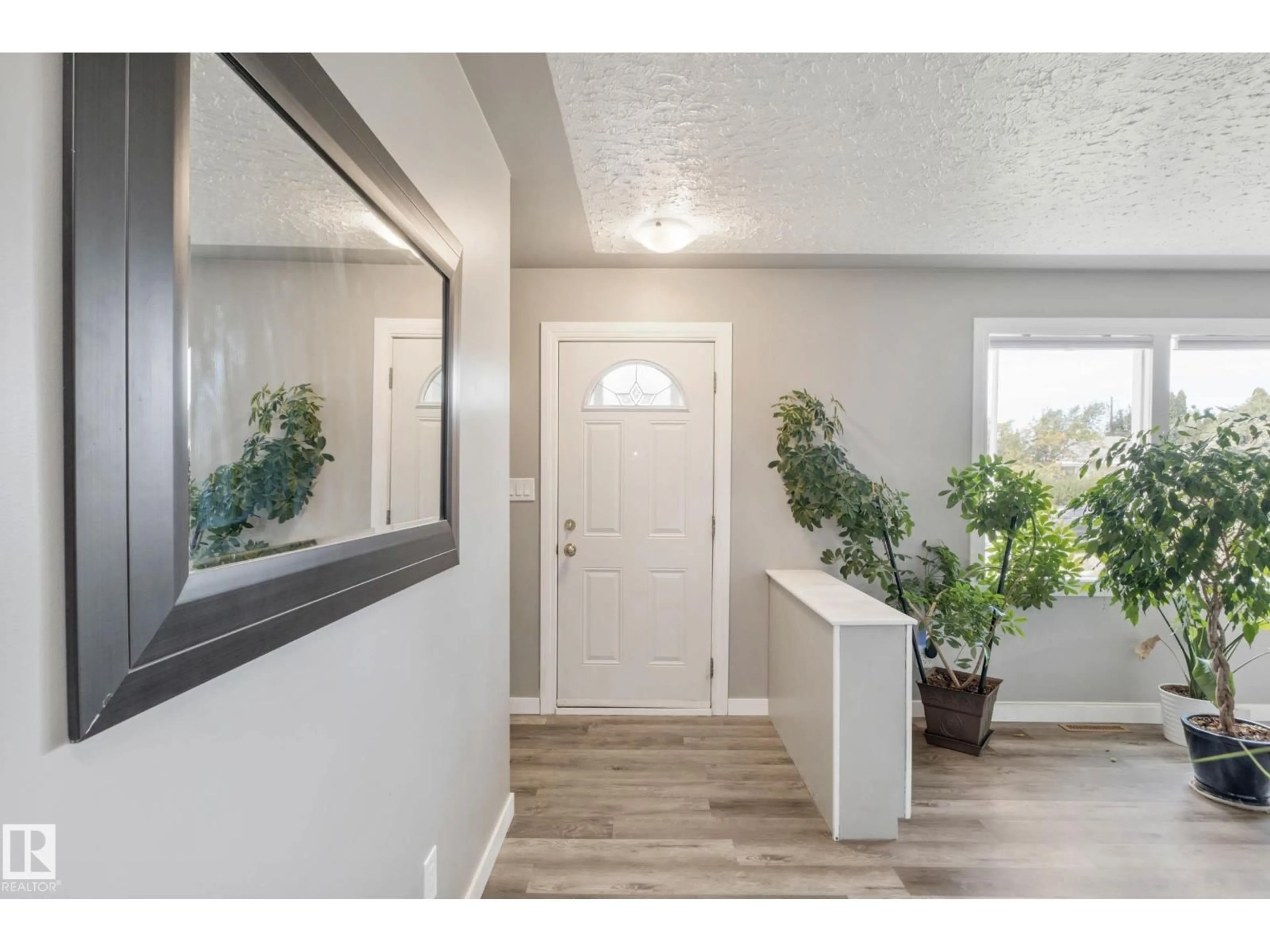 Indoor entryway for 13411 131 ST, Edmonton Alberta T5L1N8