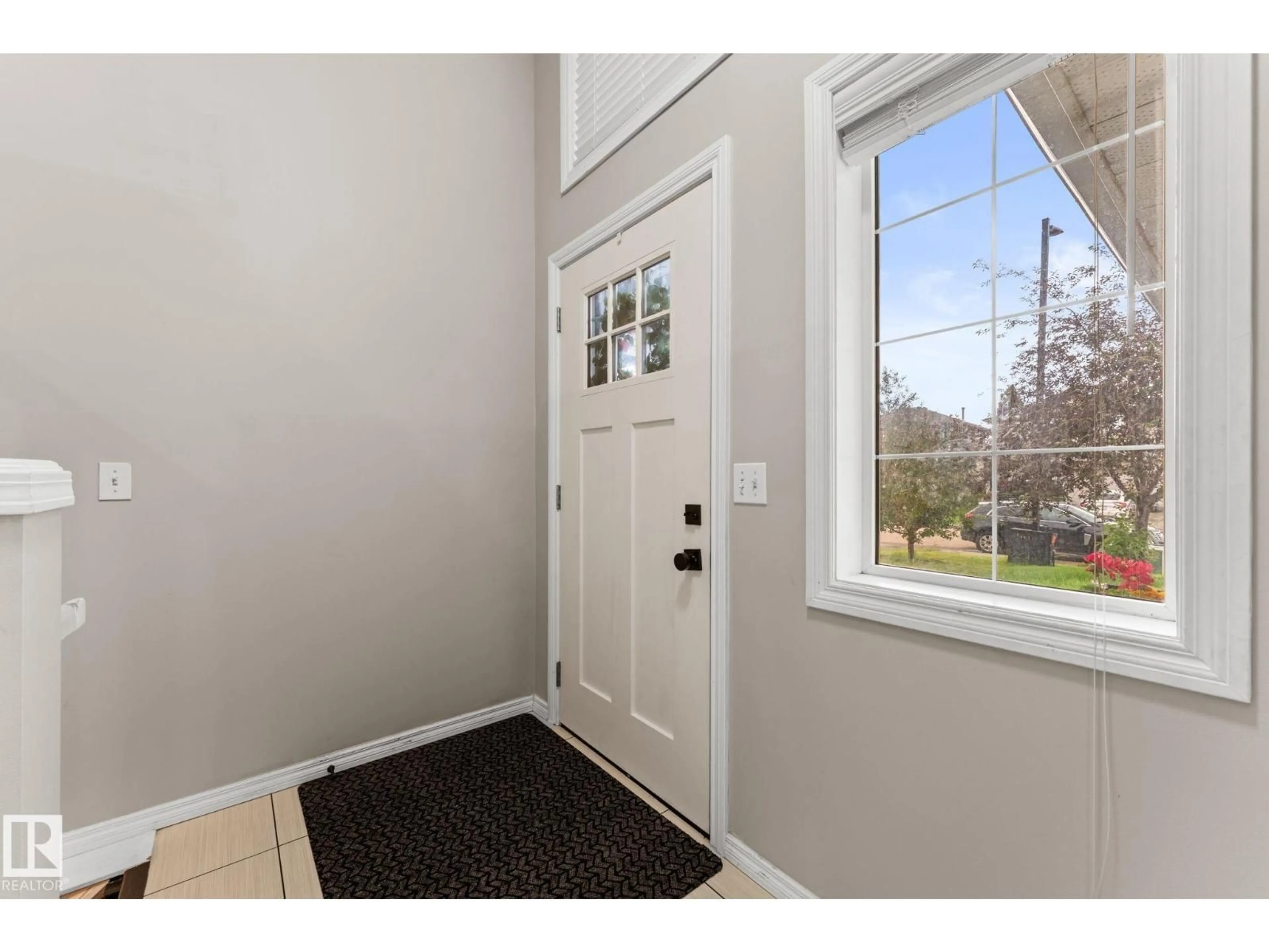Indoor entryway for 16211 90 ST, Edmonton Alberta T5Z3P5