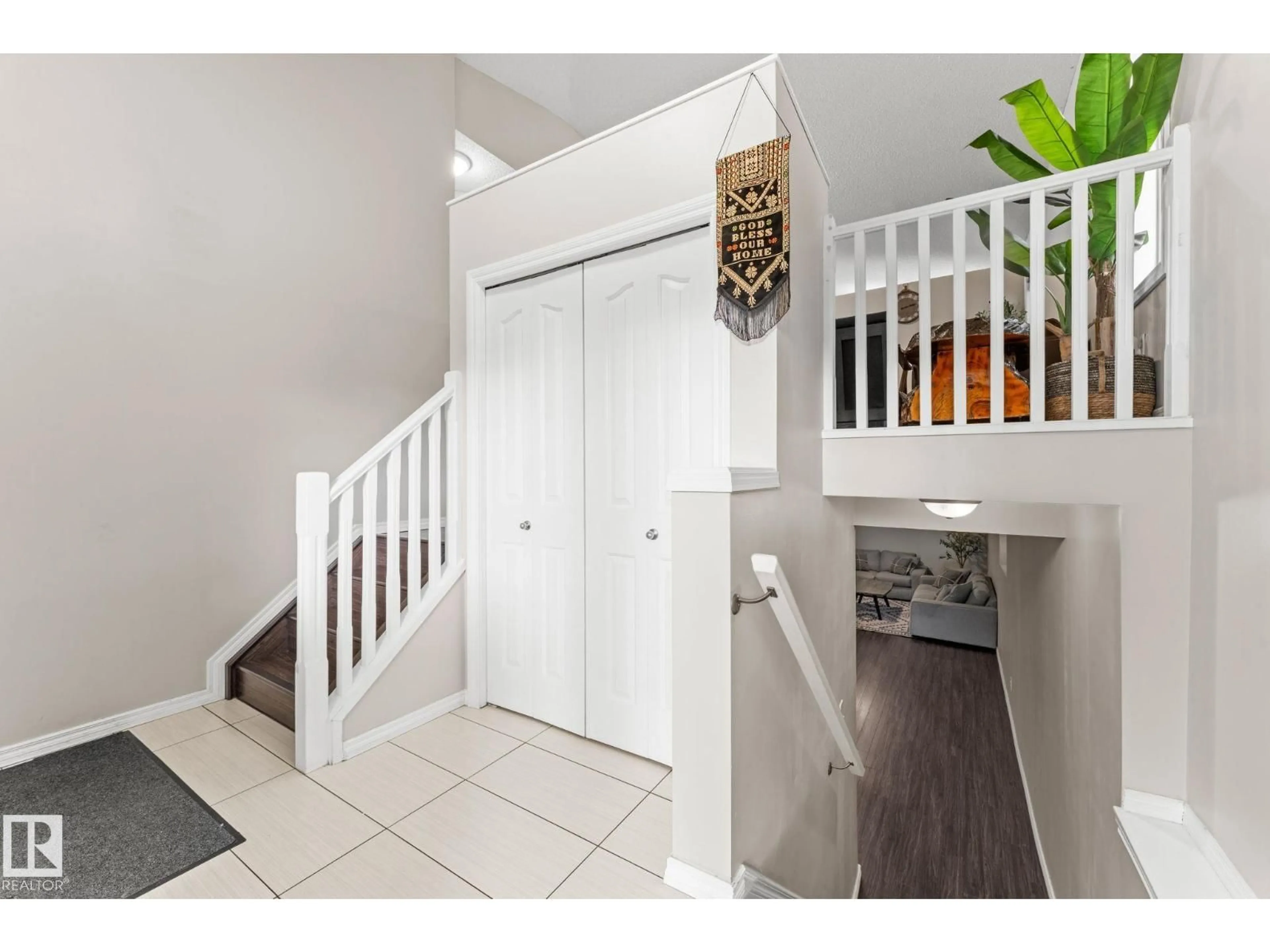 Indoor entryway for 16211 90 ST, Edmonton Alberta T5Z3P5