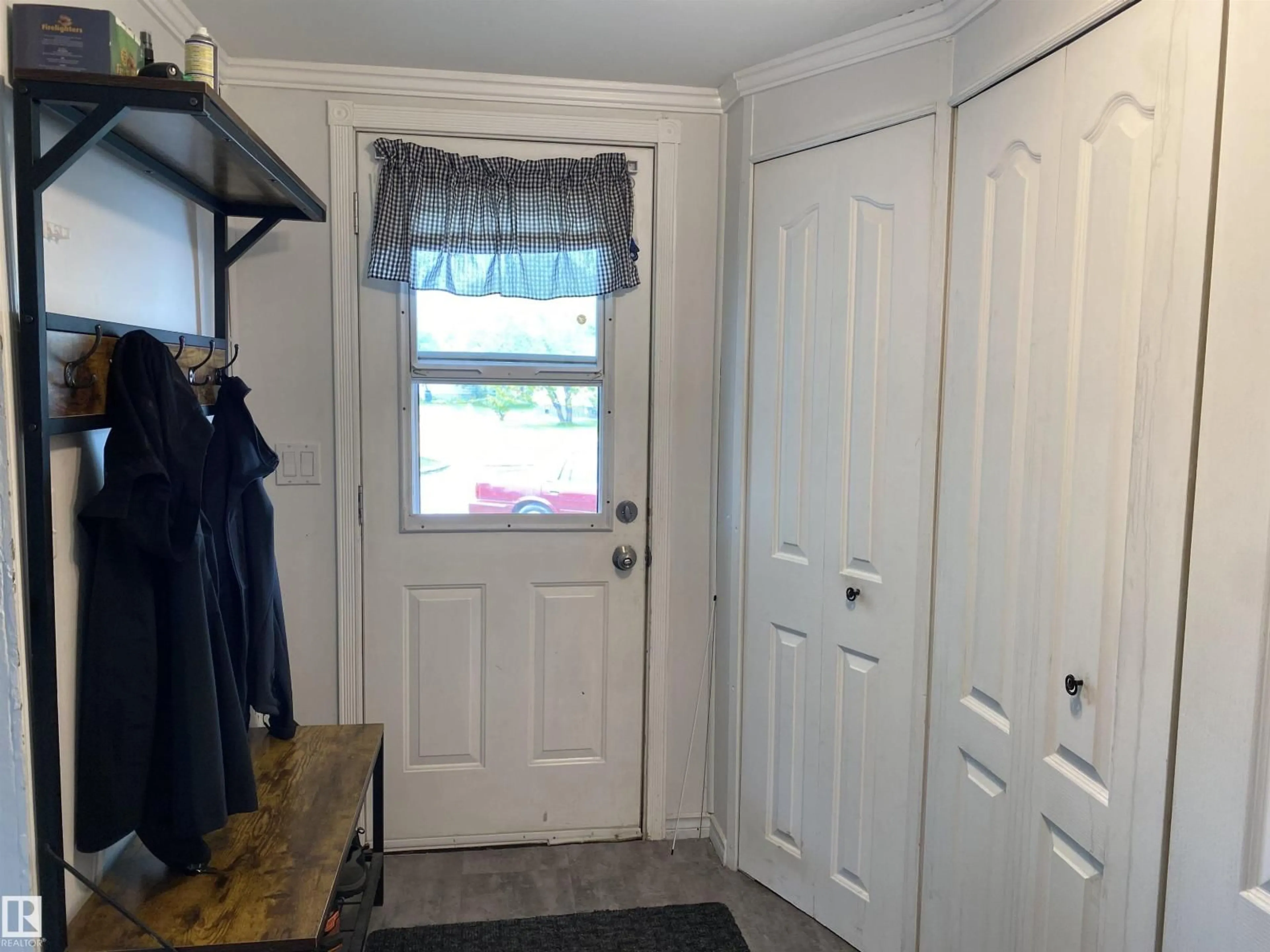 Indoor entryway for 15 CLIFF CR, Edmonton Alberta T6P1B6