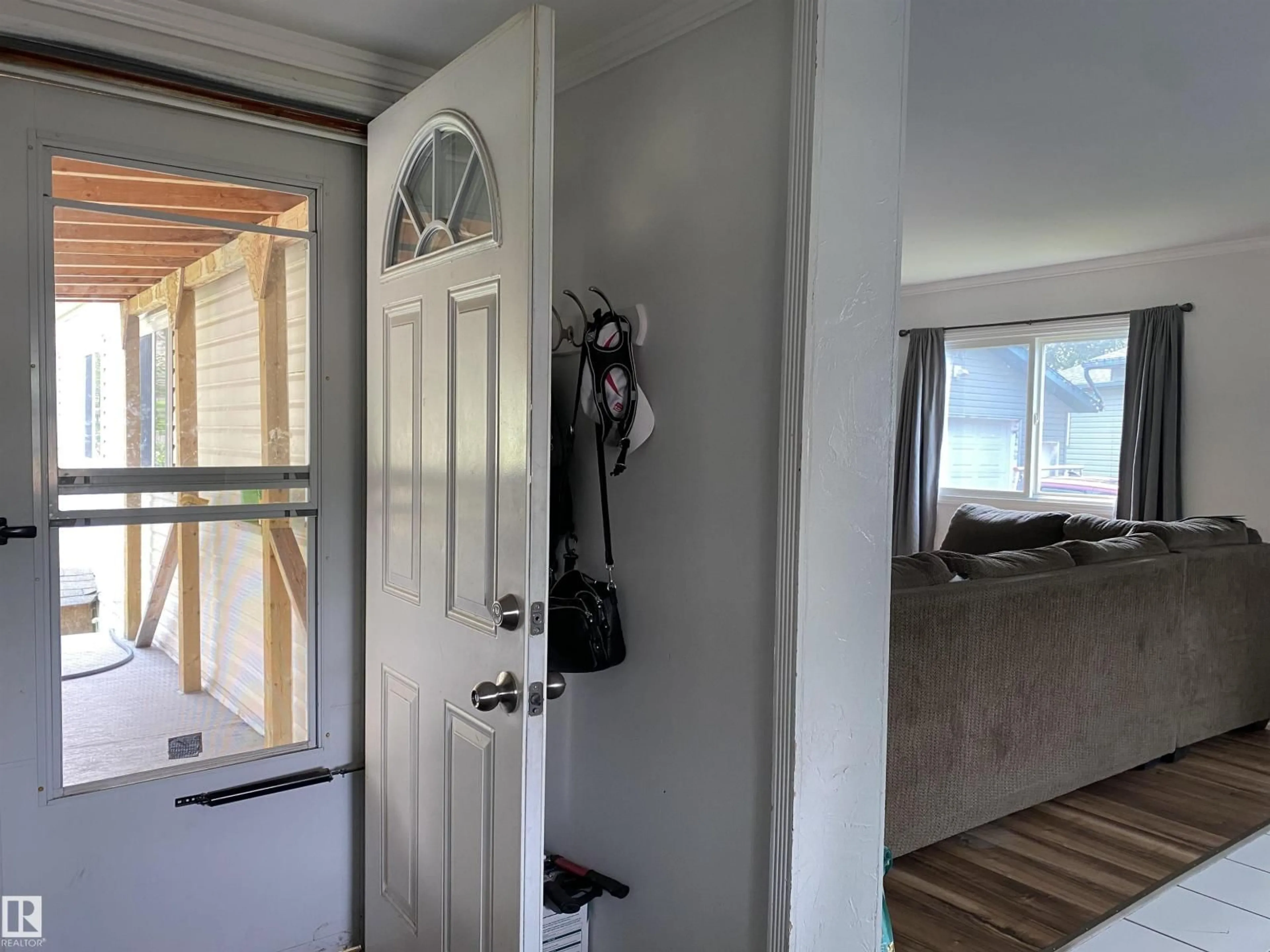 Indoor entryway for 15 CLIFF CR, Edmonton Alberta T6P1B6