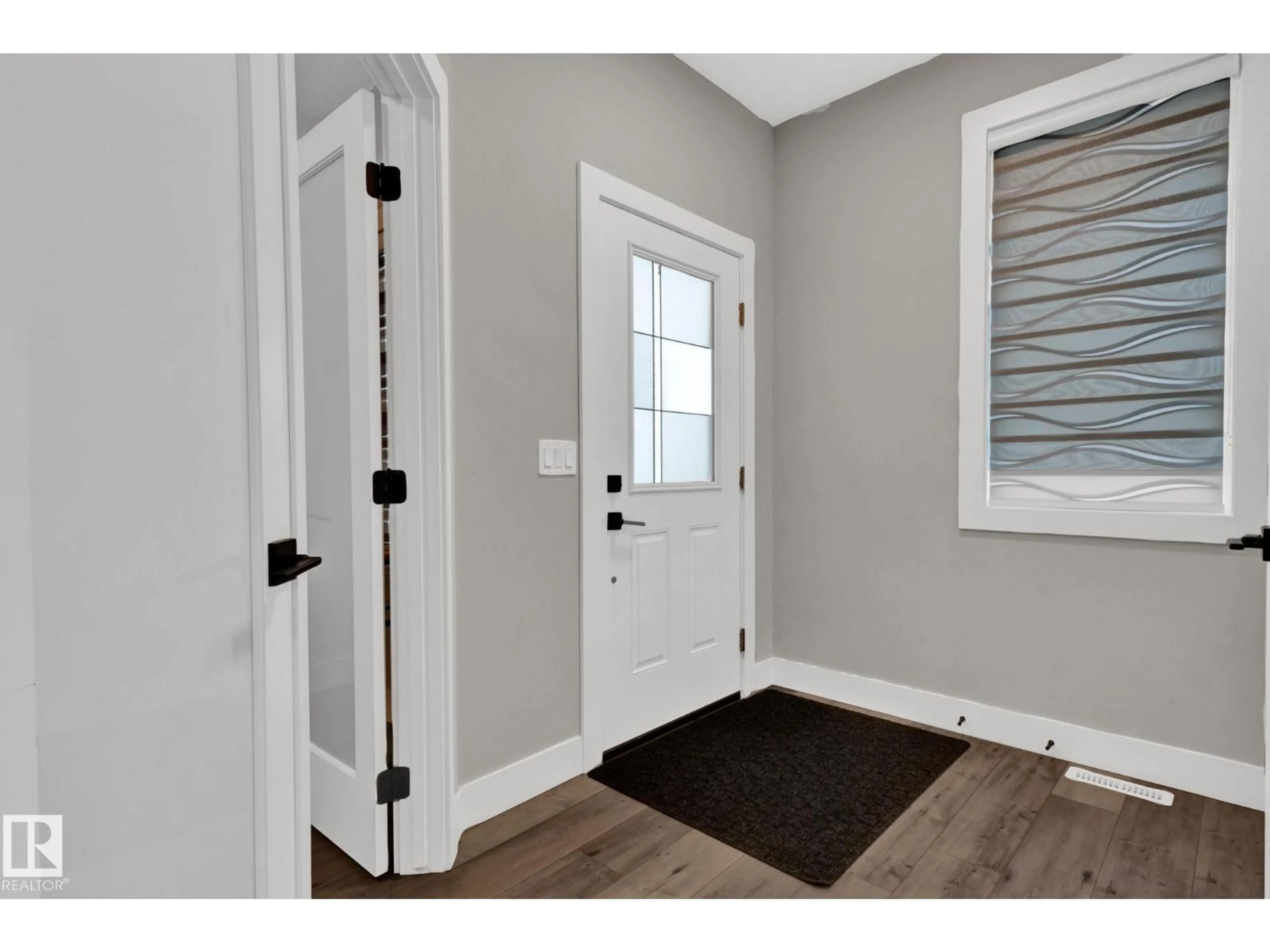 Indoor entryway for 9832 225 ST, Edmonton Alberta T5T7C1