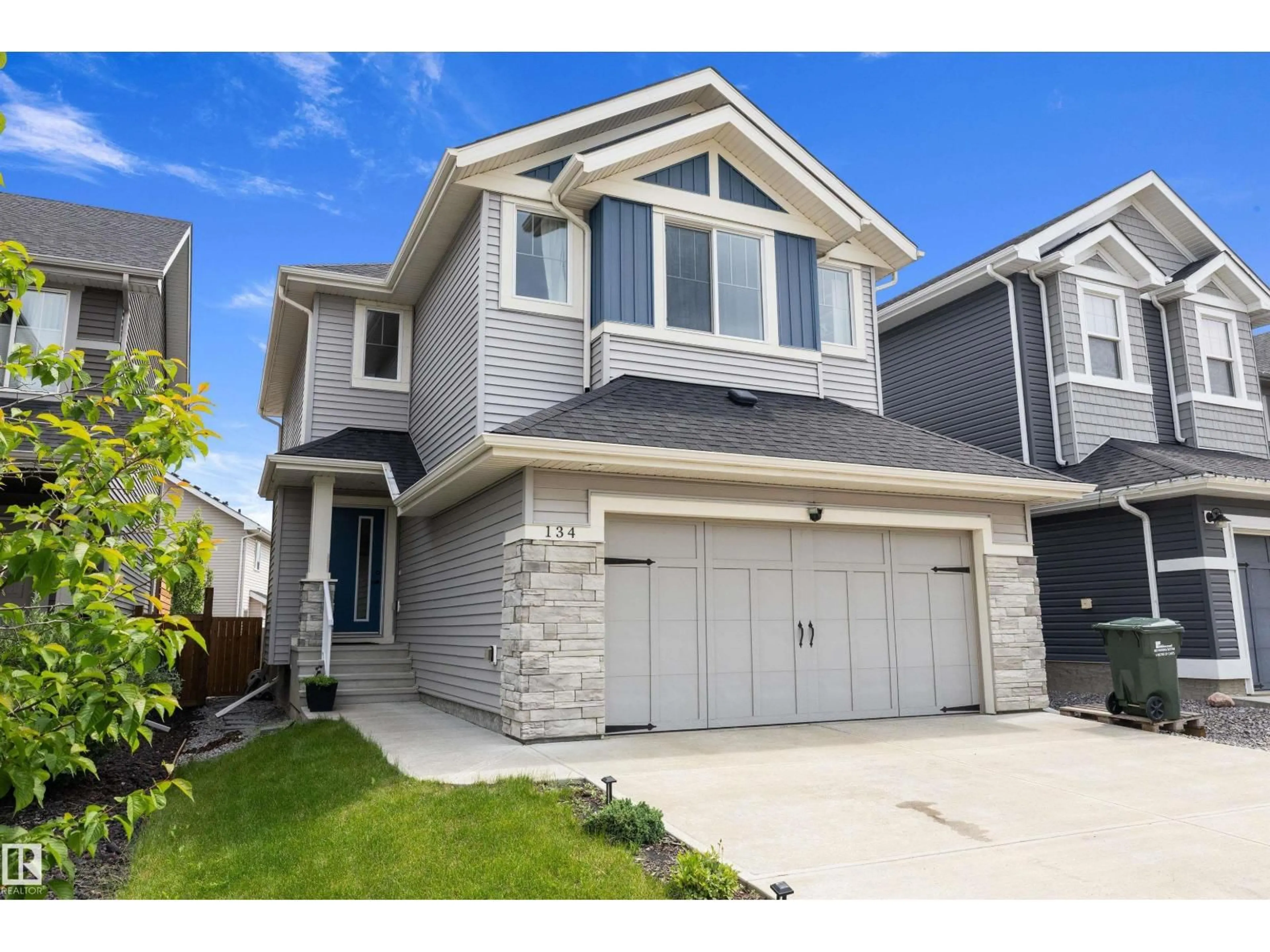 Home with vinyl exterior material, street for 134 AMBLESIDE WY, Sherwood Park Alberta T8H0Z1