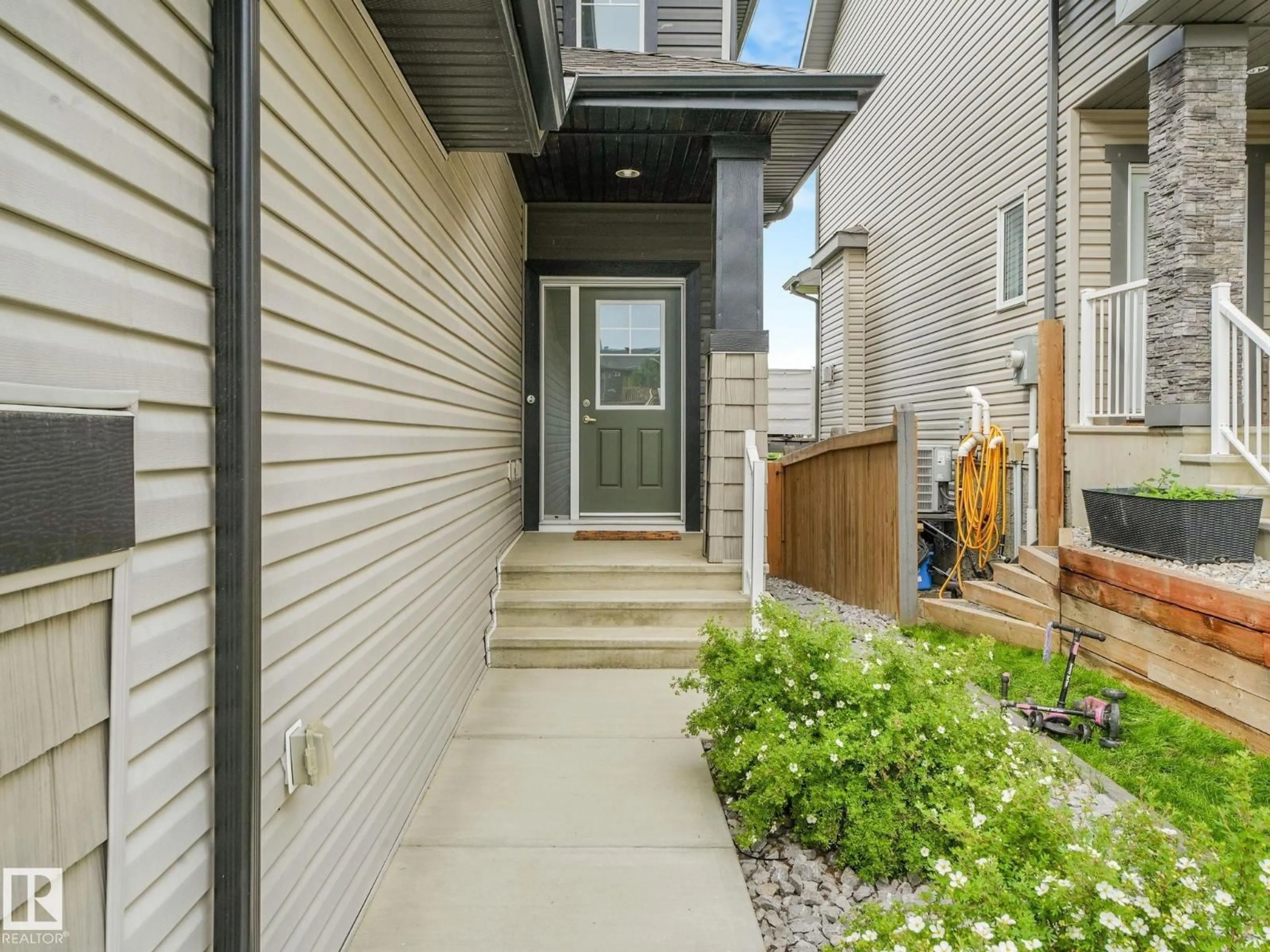 Indoor entryway for 1057 COOPERS HAWK LI, Edmonton Alberta T5S0M2