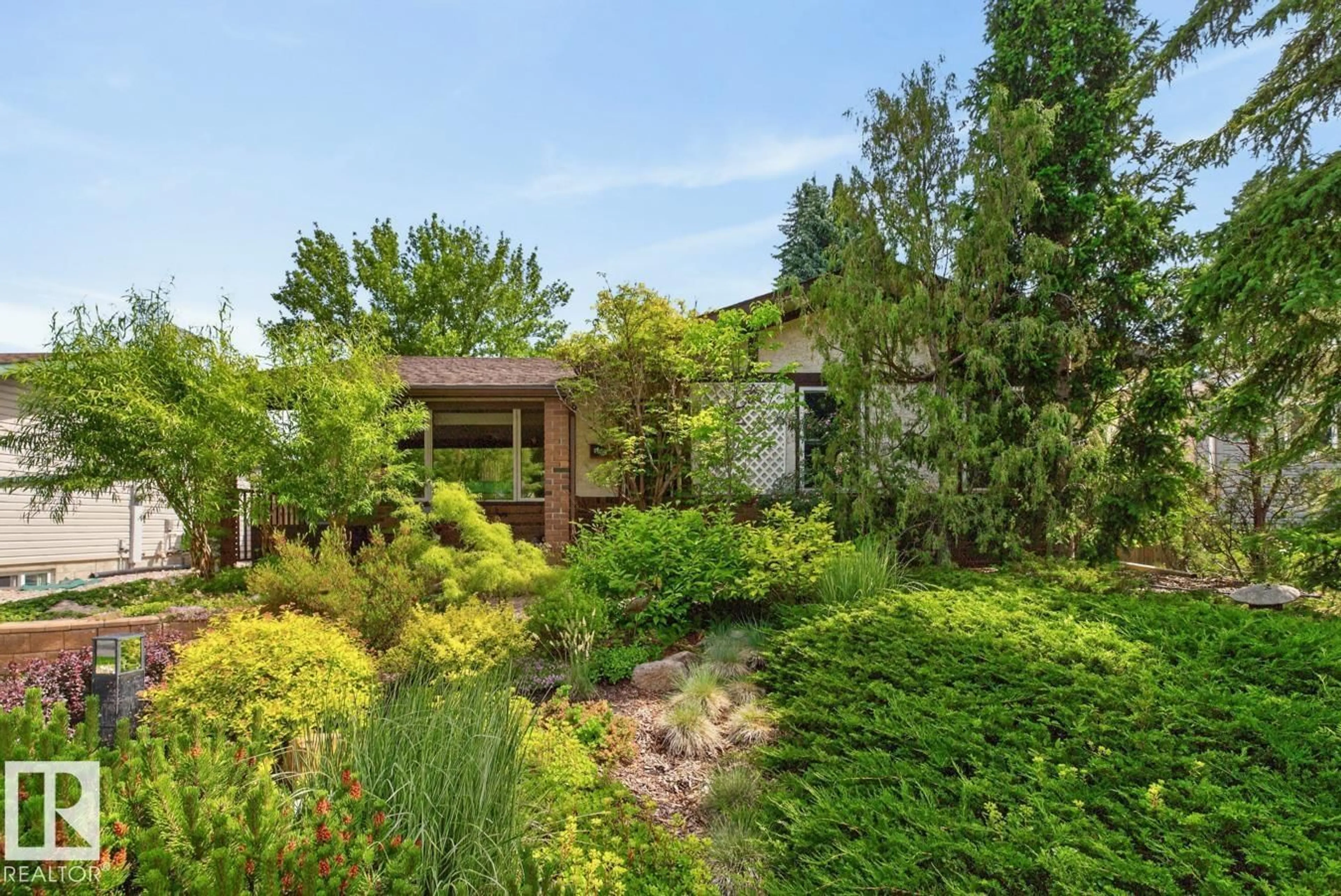 A pic from outside/outdoor area/front of a property/back of a property/a pic from drone, unknown for 3 HUMMINGBIRD CO, Sherwood Park Alberta T8A0A1