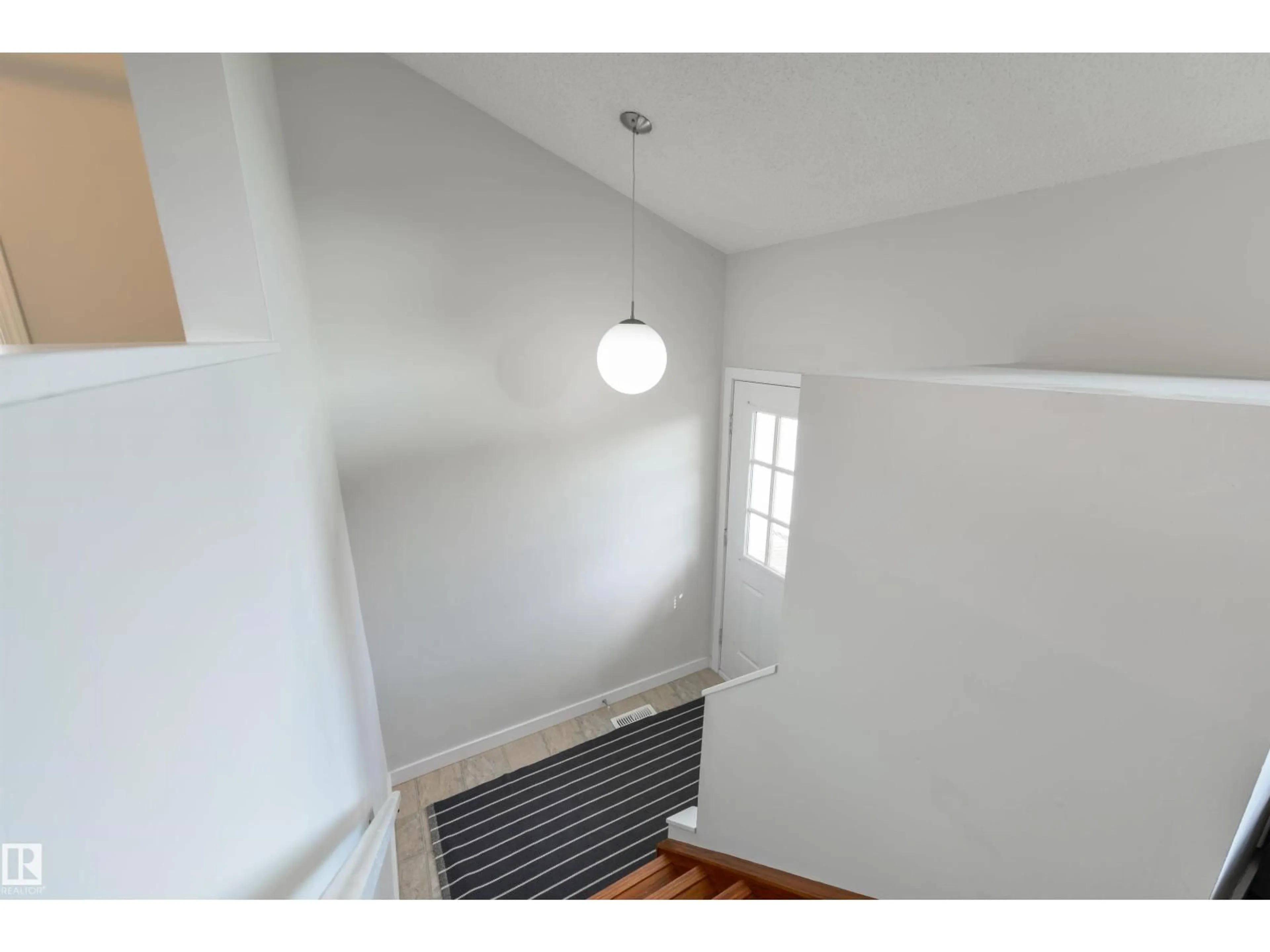 A pic of a room for 18423 96A AV, Edmonton Alberta T5T3N8