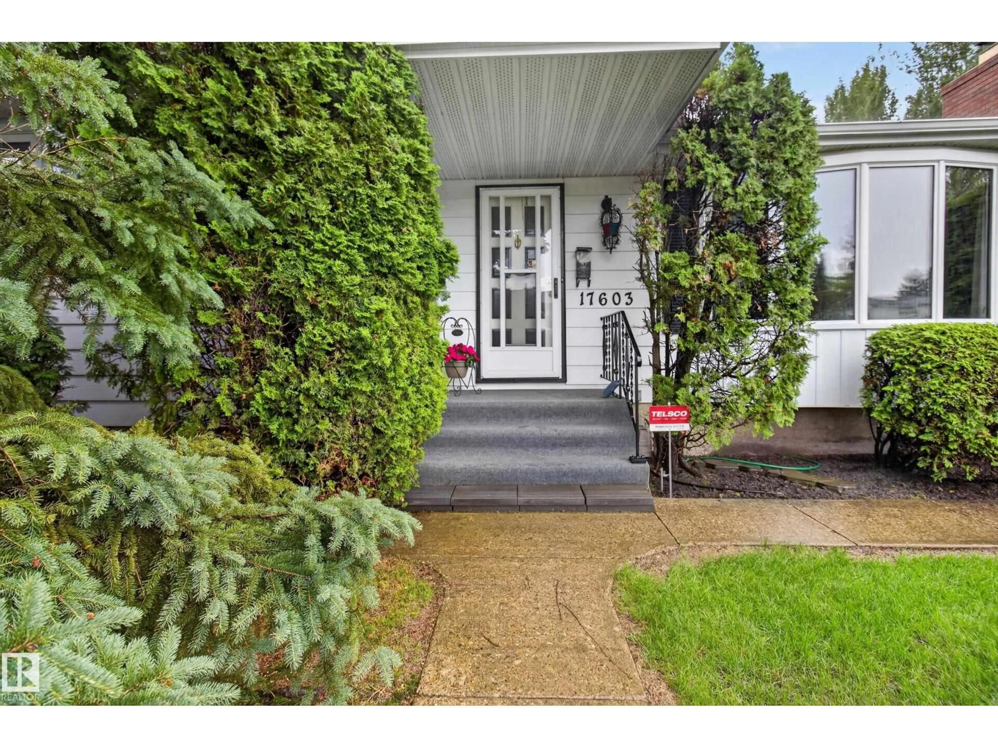 Indoor entryway for 17603 85 AV NW, Edmonton Alberta T5T0L1