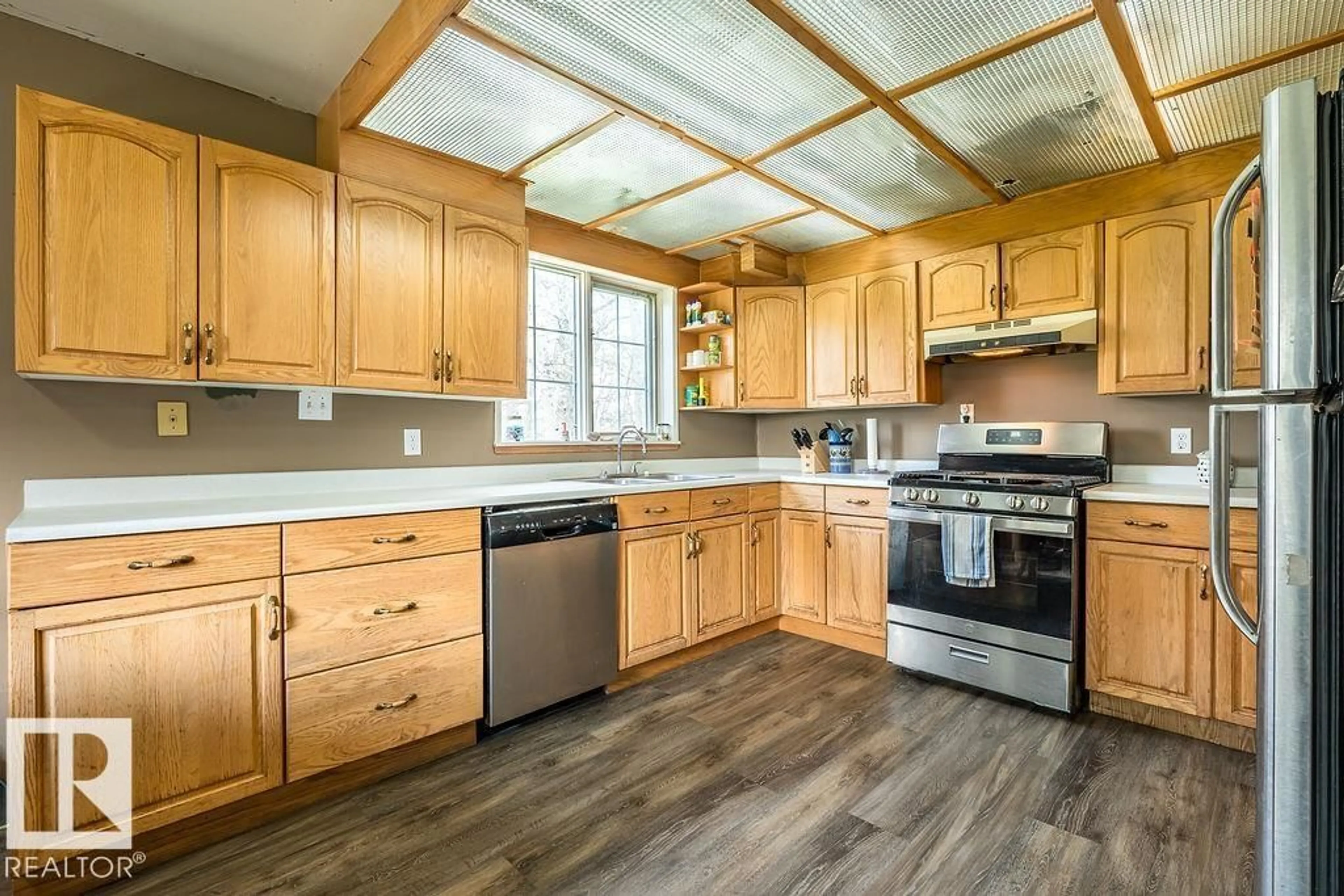 Standard kitchen, wood/laminate floor for 470047 RGE ROAD 35, Rural Wetaskiwin County Alberta T0C2X0